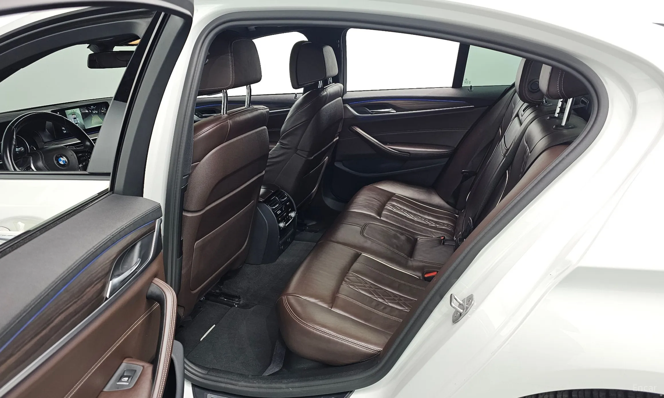BMW 5 Series (G30) превью 12