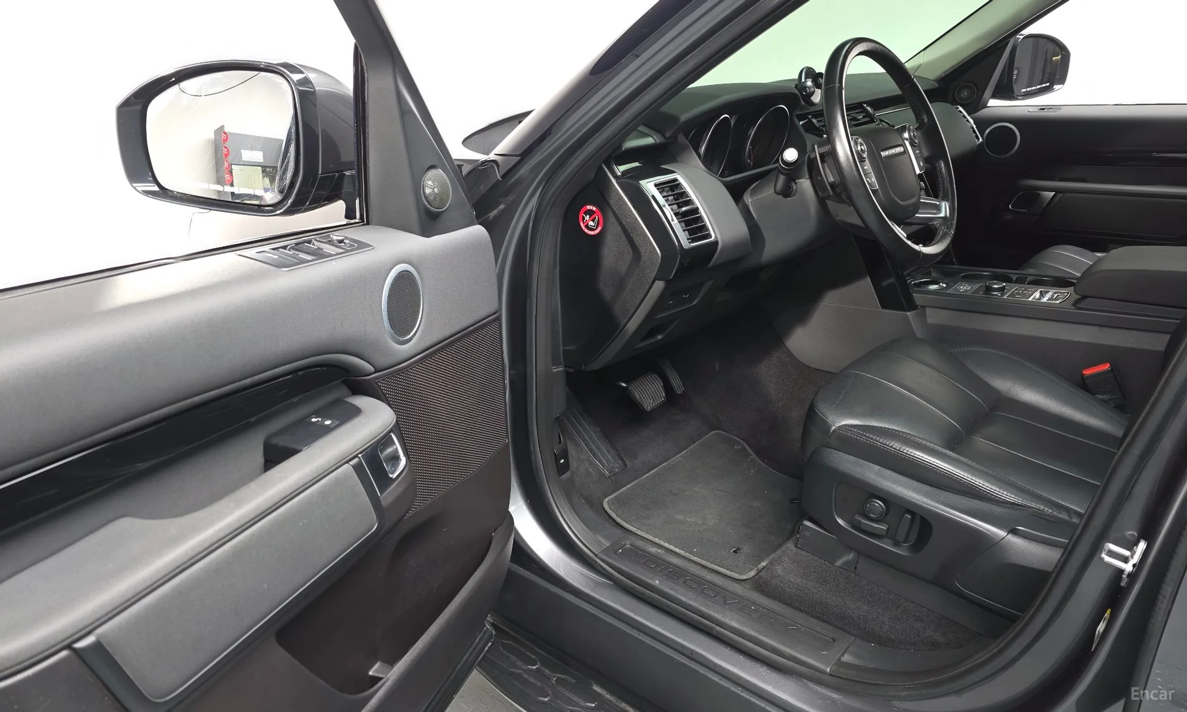 Land Rover Discovery 5 превью 12