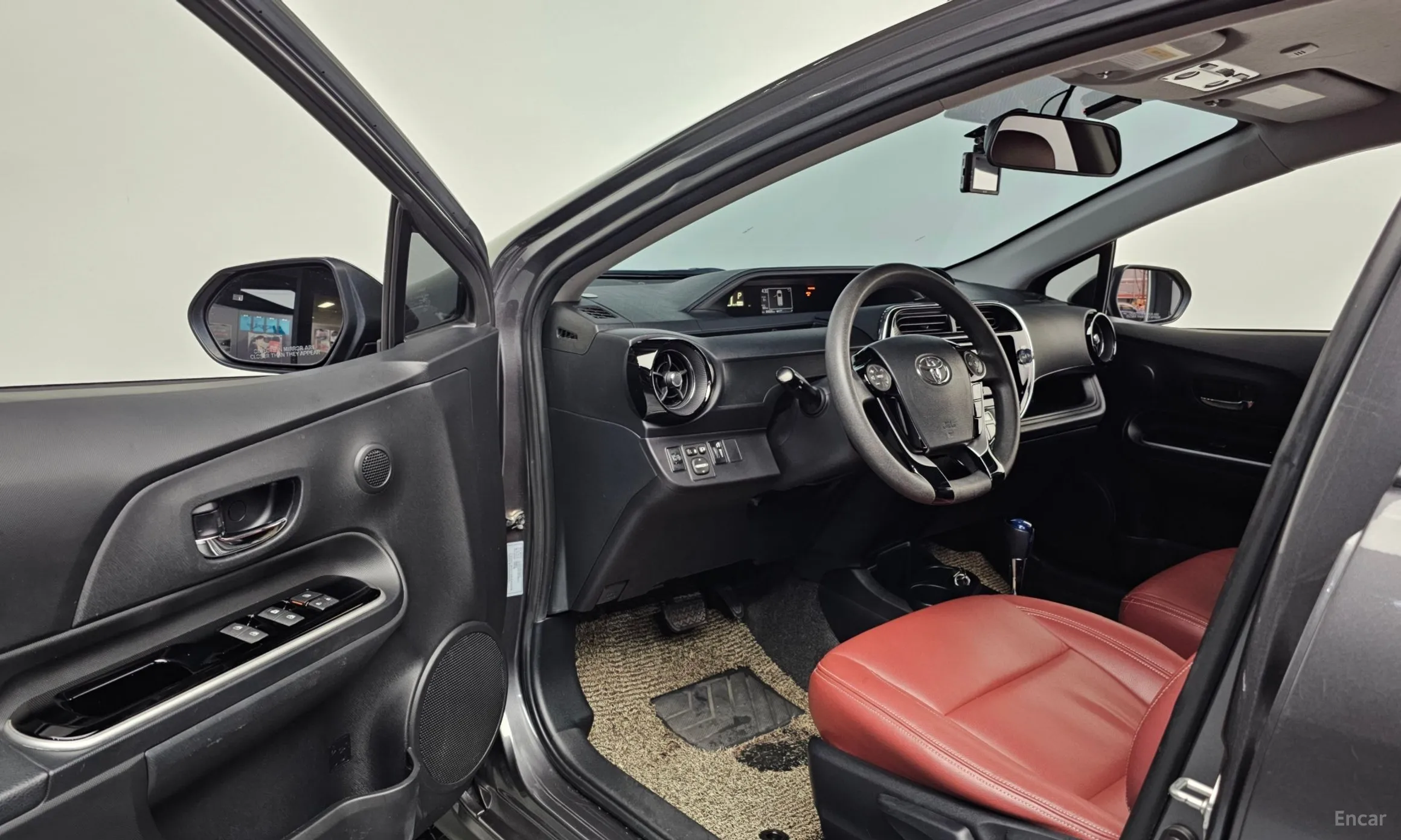 Toyota Prius C превью 10