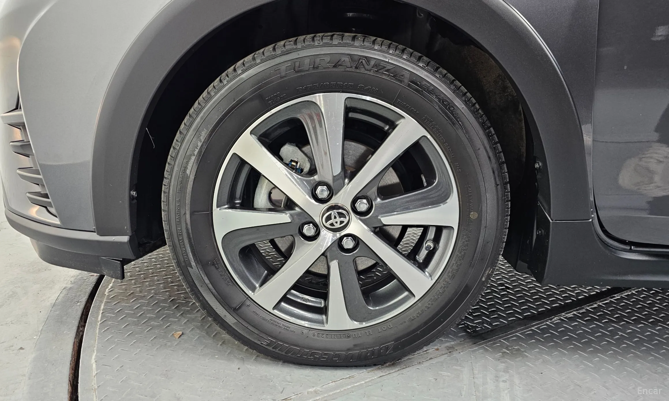 Toyota Prius C превью 5