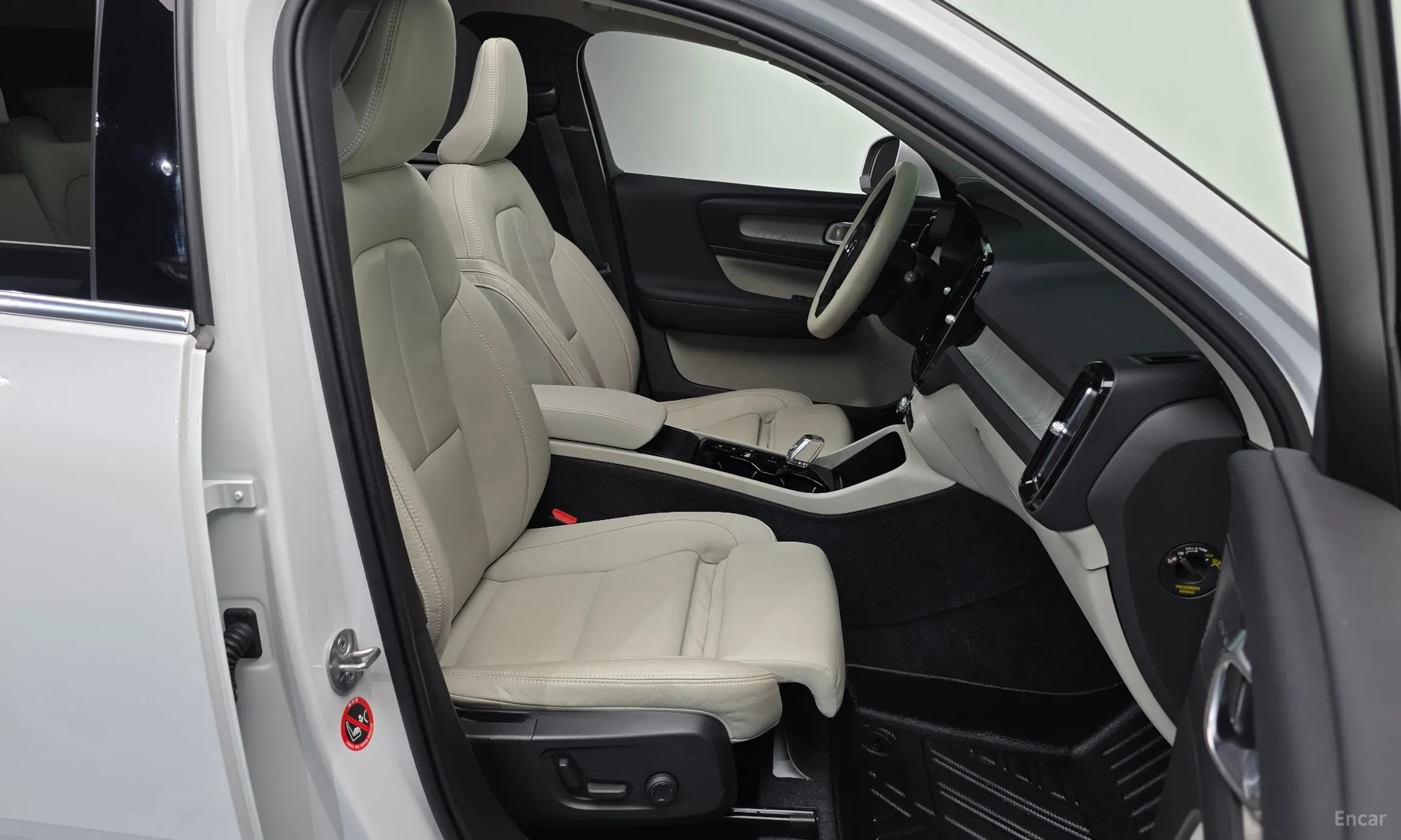 Volvo XC40 превью 10