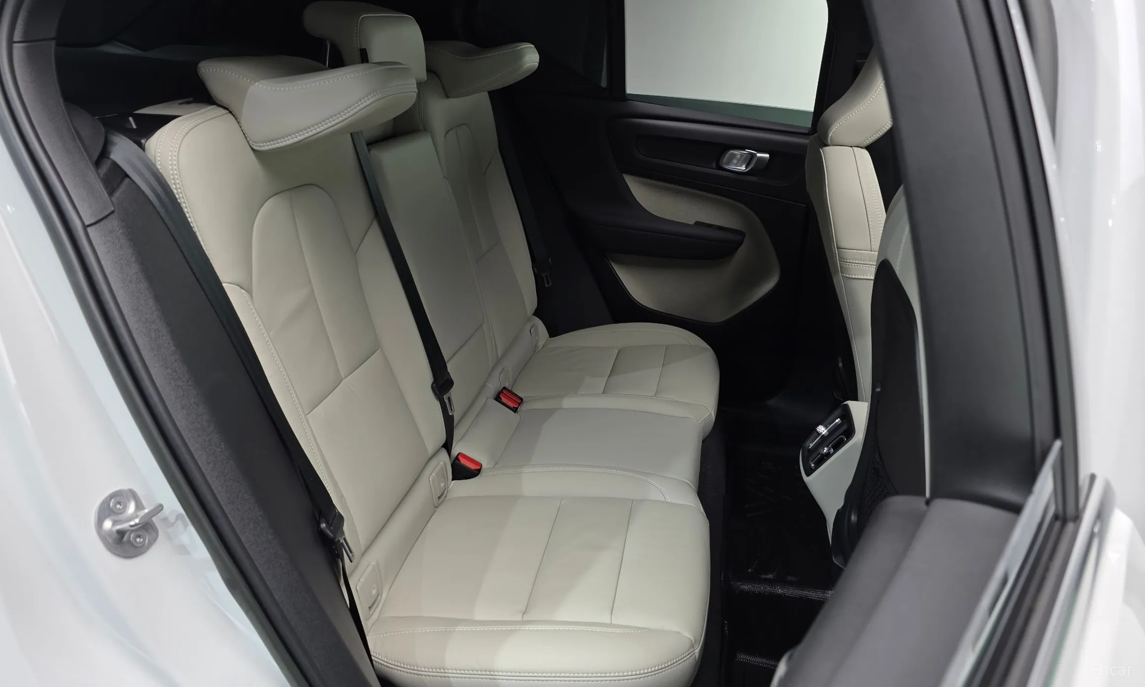 Volvo XC40 превью 12