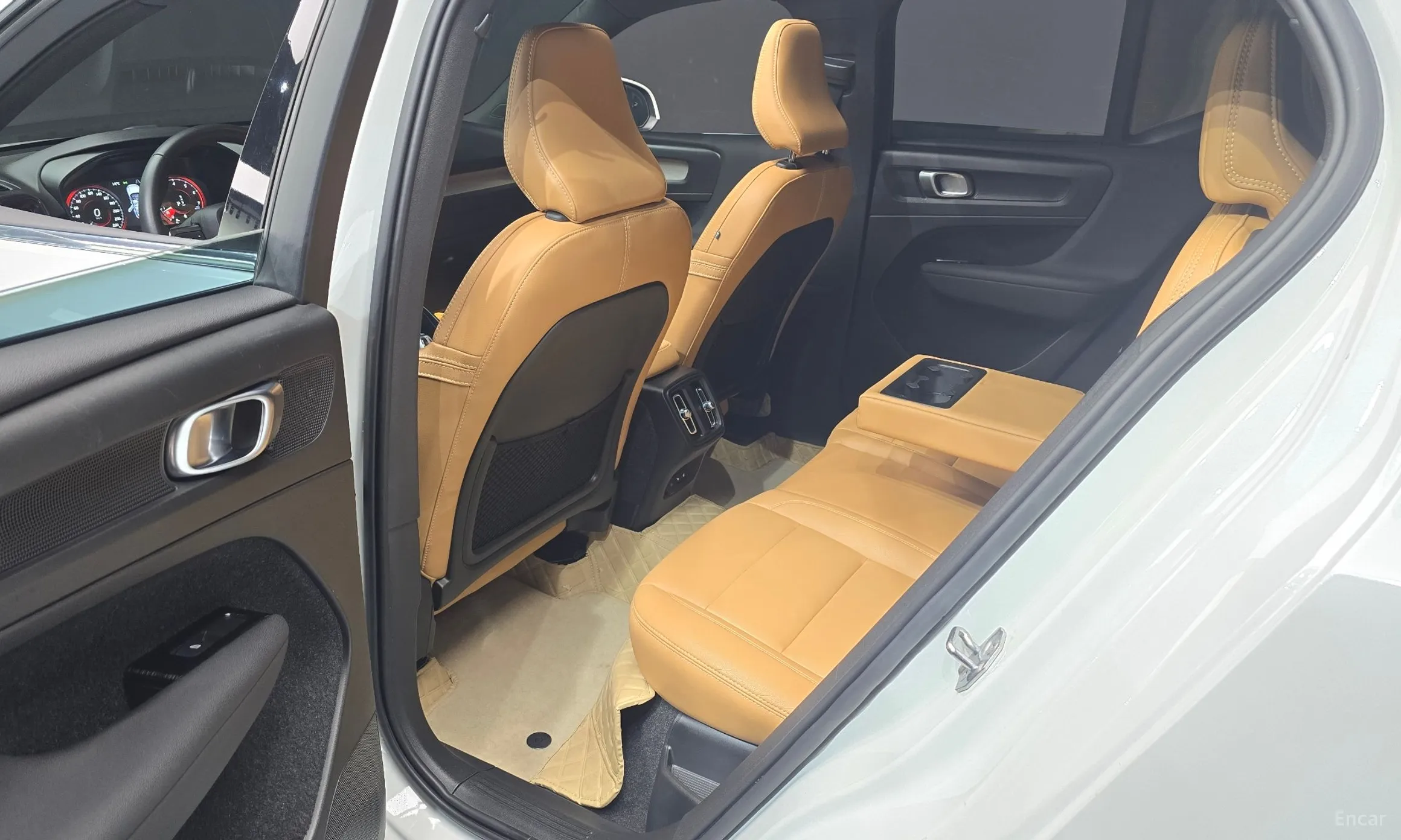 Volvo XC40 превью 11