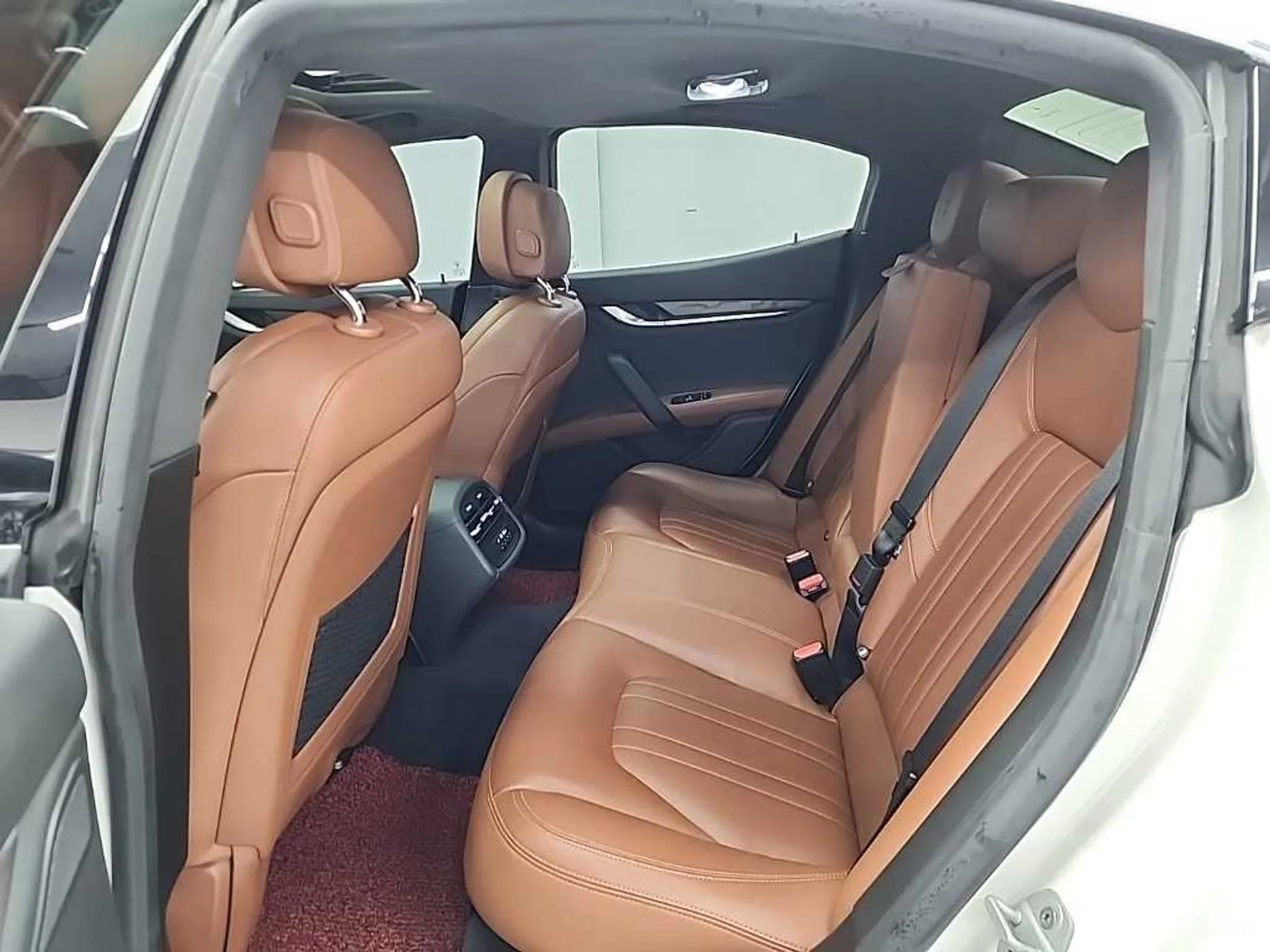 Maserati Ghibli превью 12