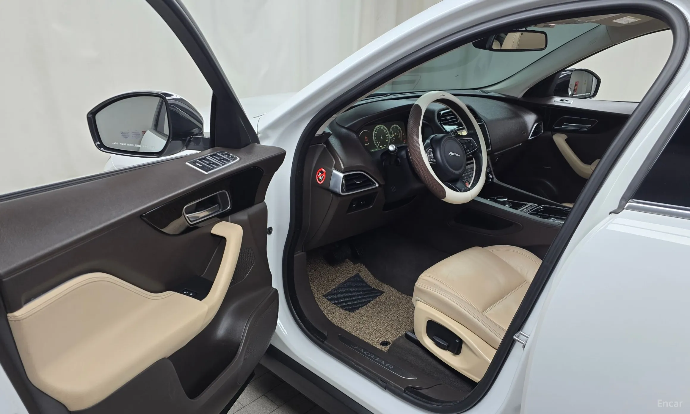 Jaguar F-PACE превью 10