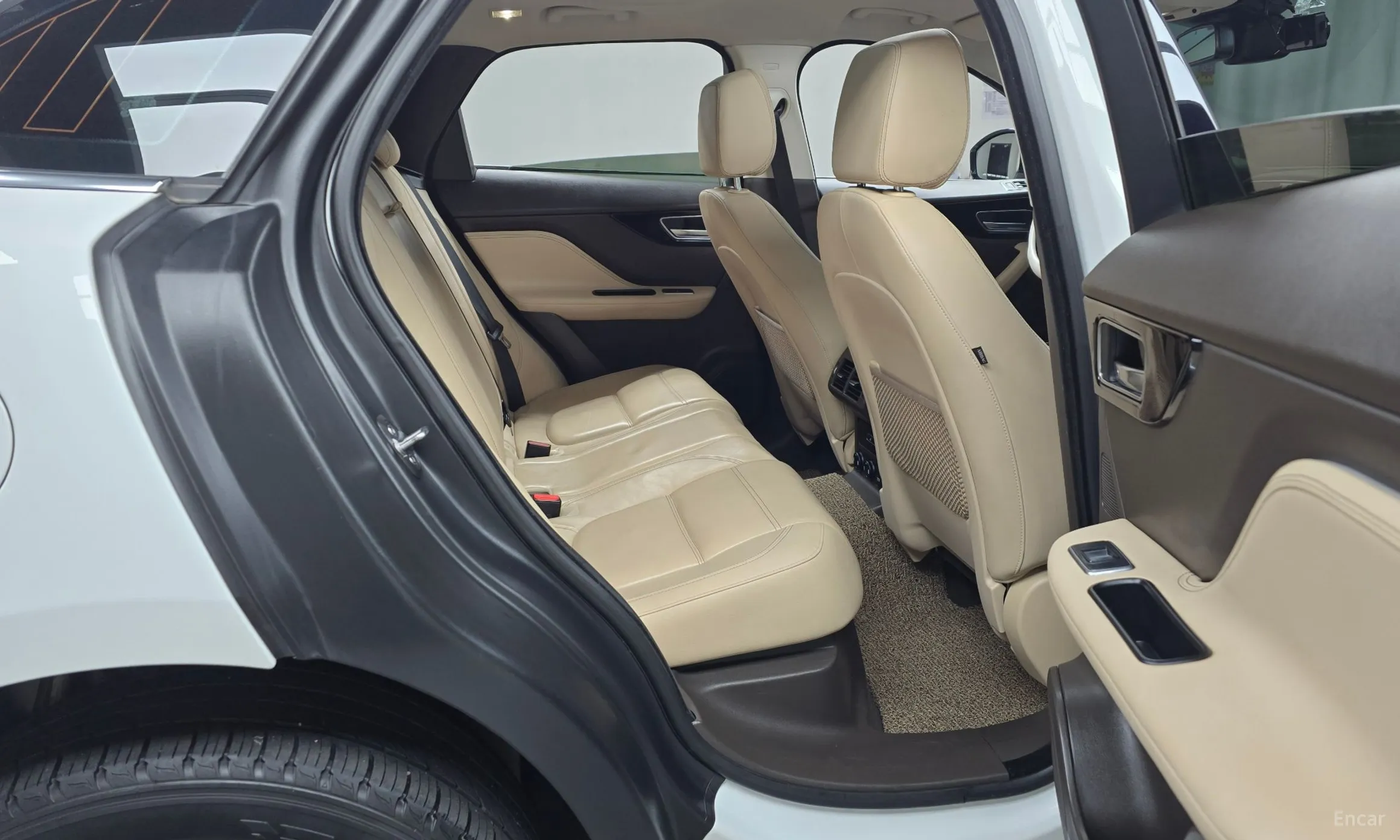 Jaguar F-PACE превью 12