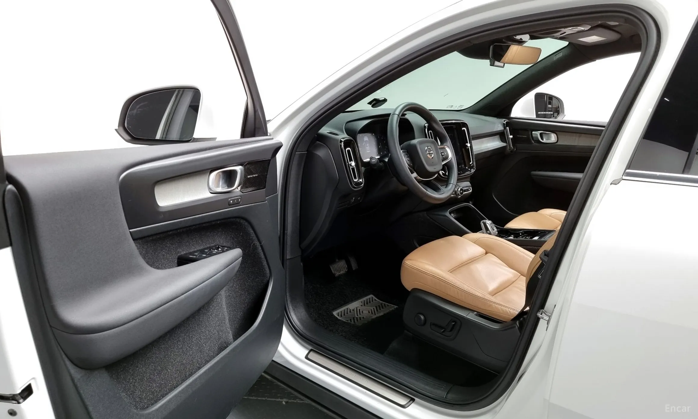 Volvo XC40 превью 10