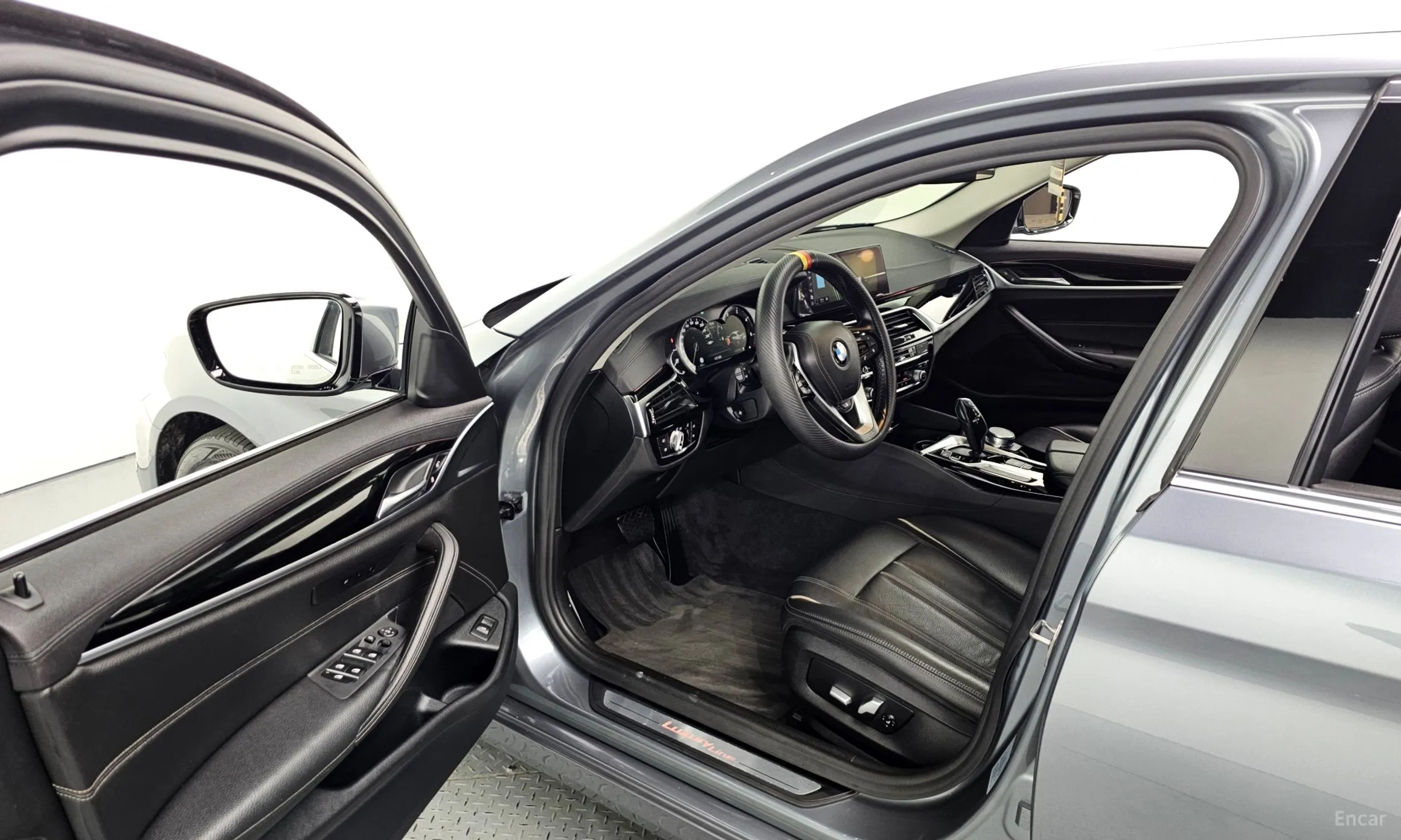 BMW 5 Series (G30) превью 10