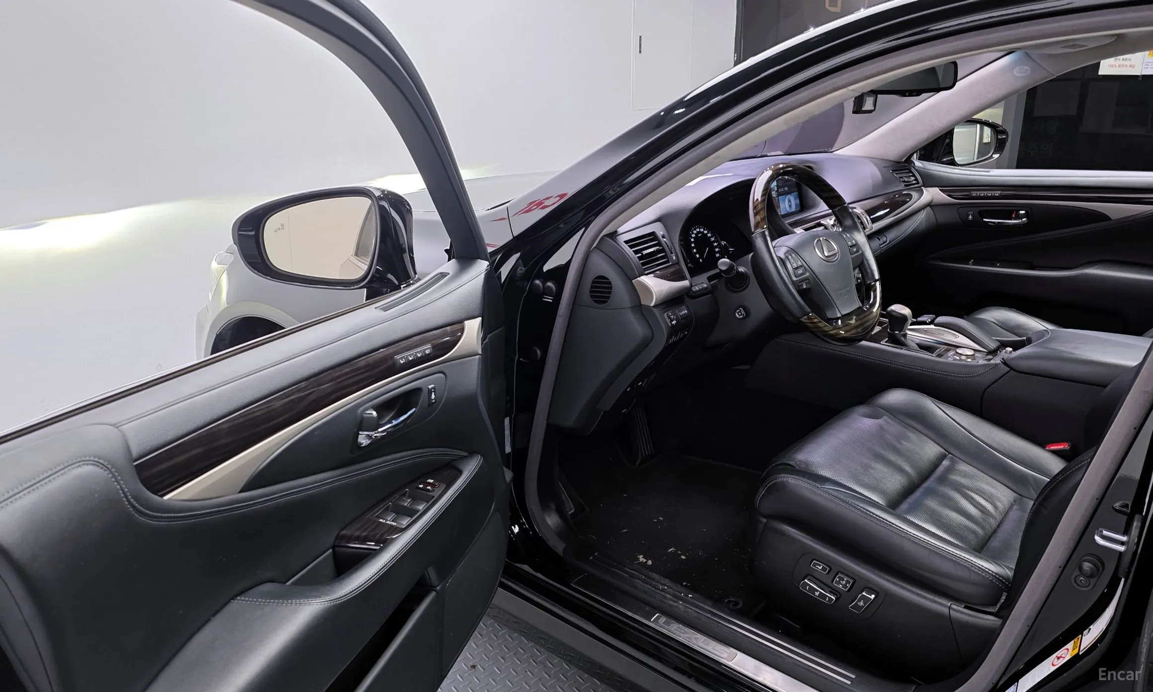 Lexus LS460 превью 11