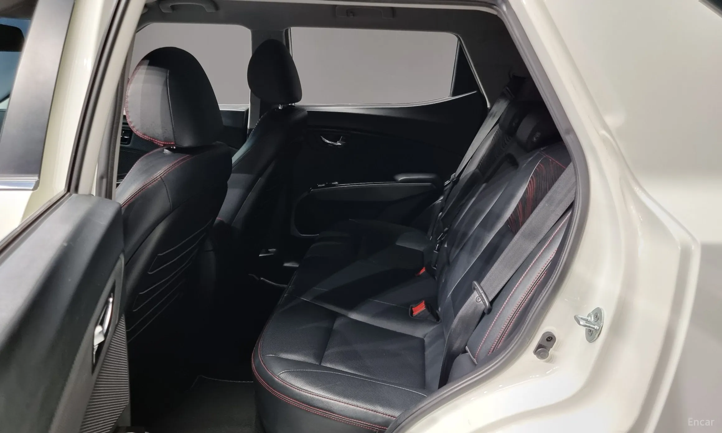 KG Mobility (SsangYong) Tivoli Air превью 12