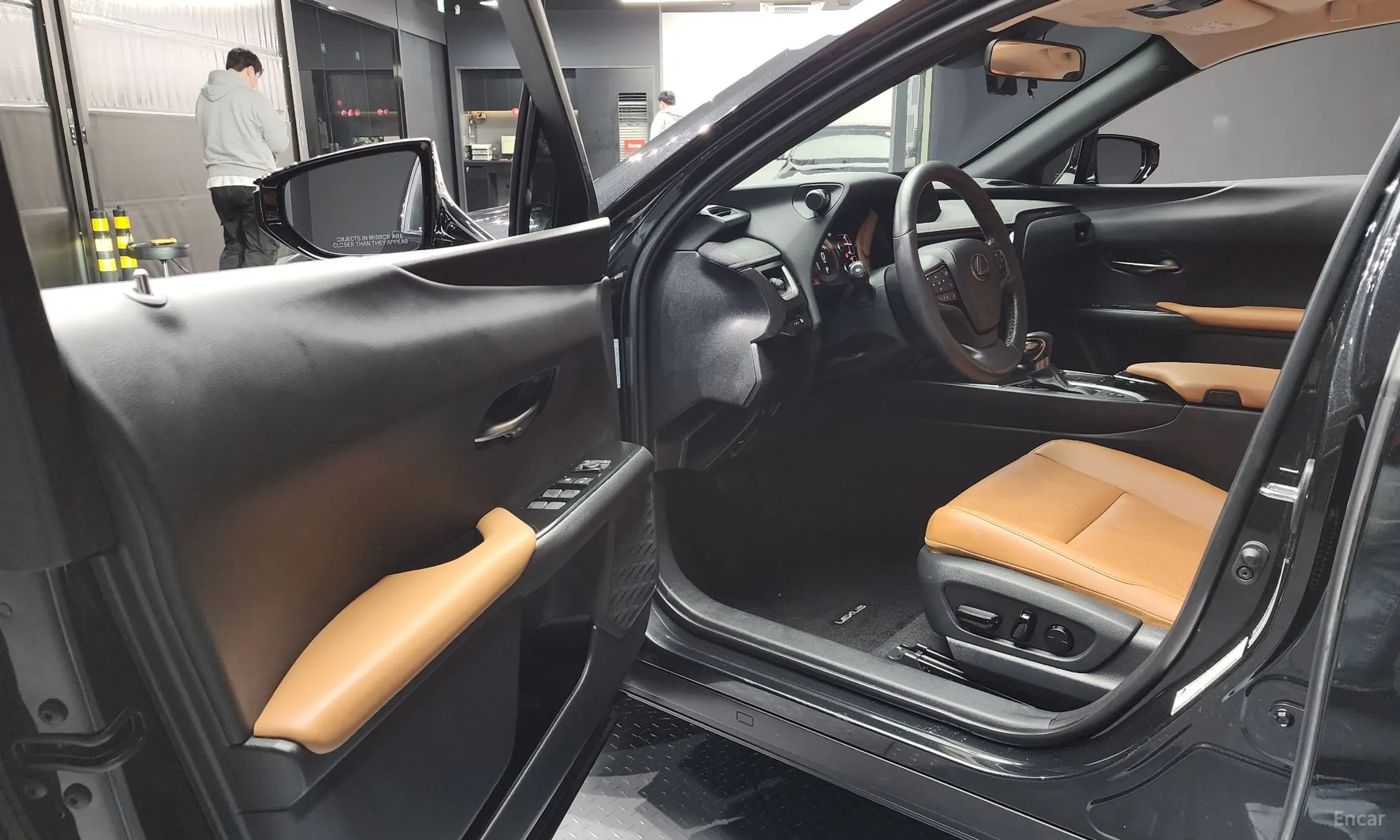 Lexus UX250h превью 10