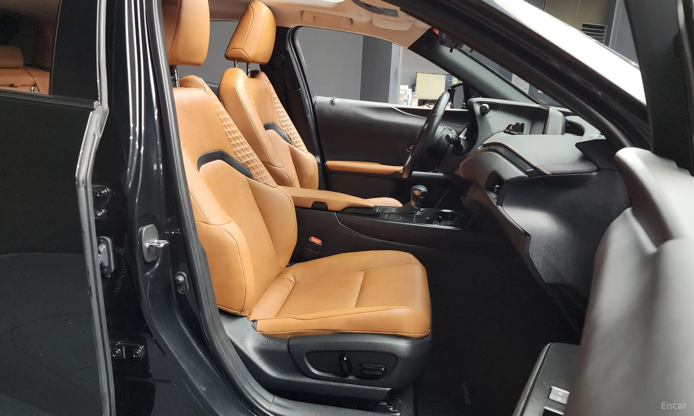 Lexus UX250h превью 11