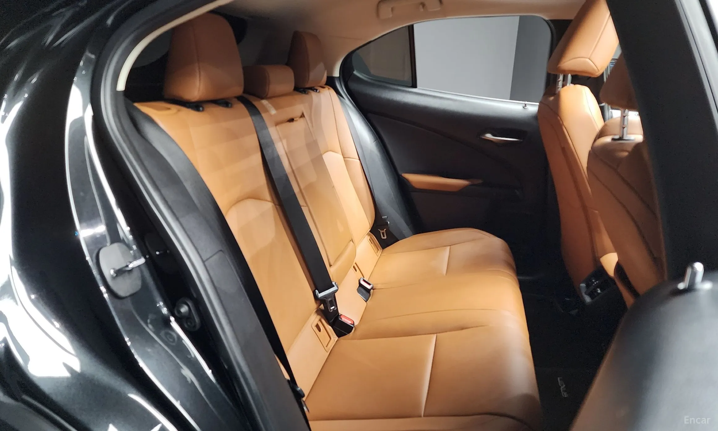 Lexus UX250h превью 12