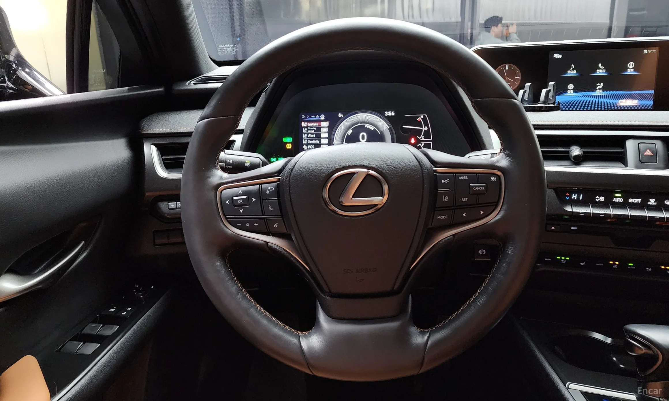 Lexus UX250h превью 13