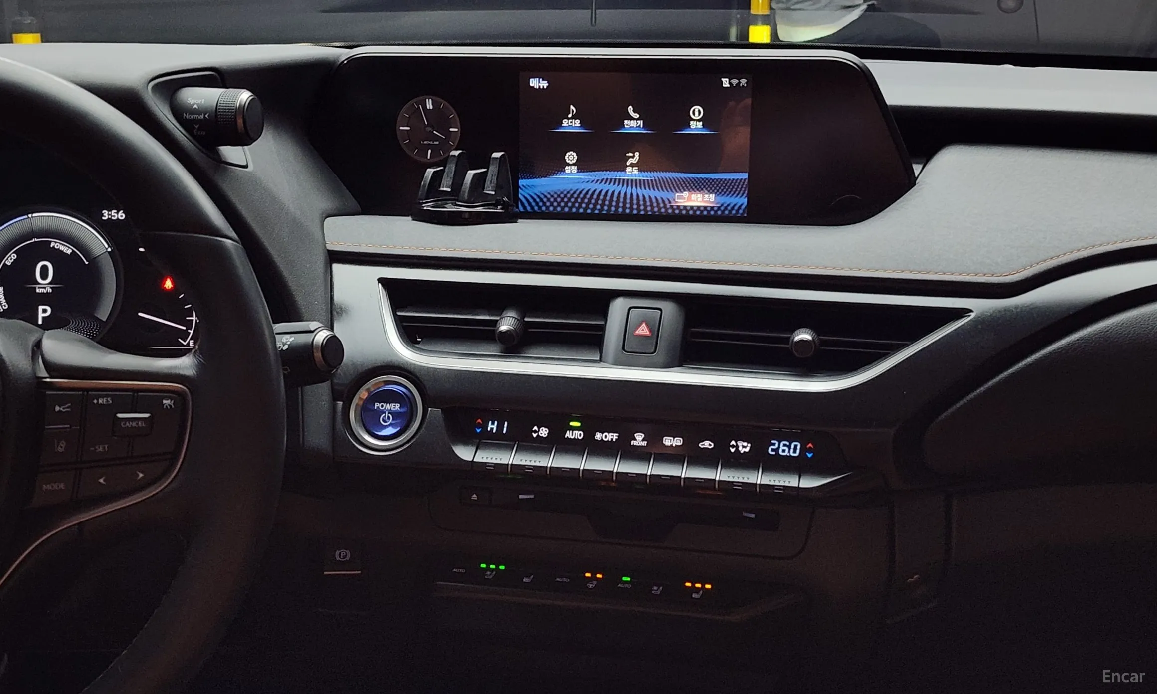 Lexus UX250h превью 14