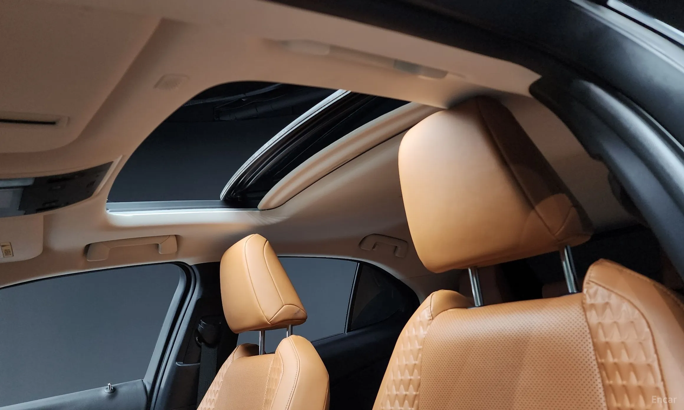 Lexus UX250h превью 16