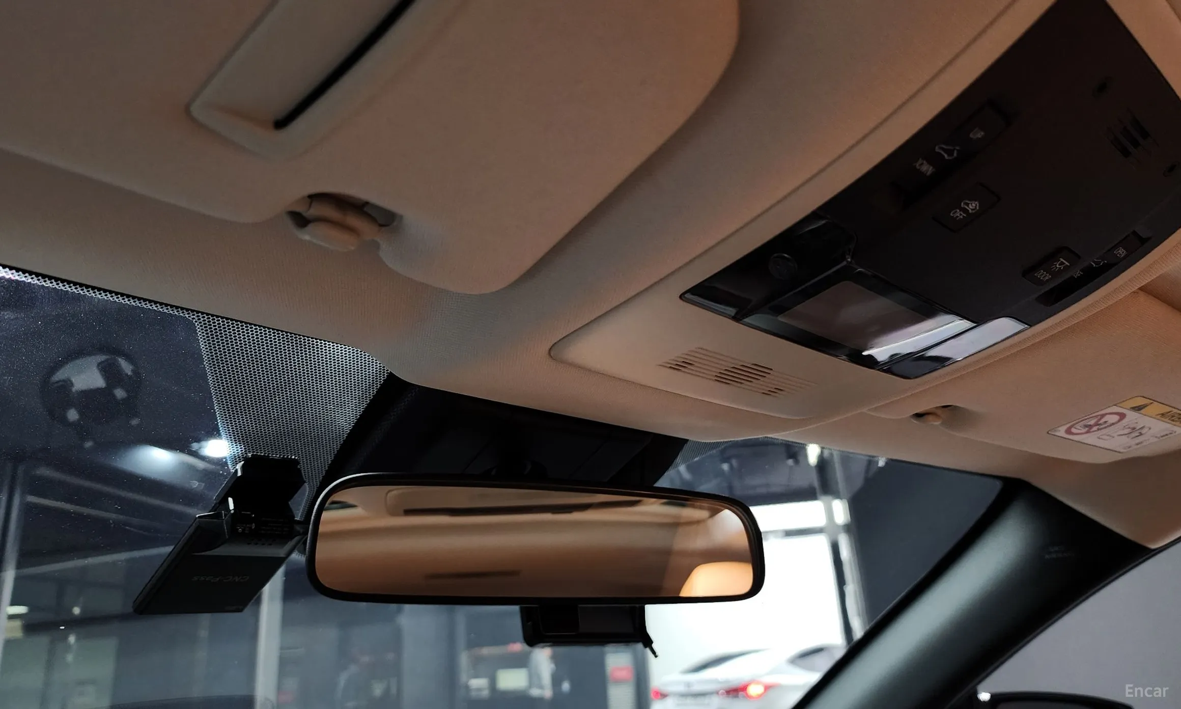 Lexus UX250h превью 17