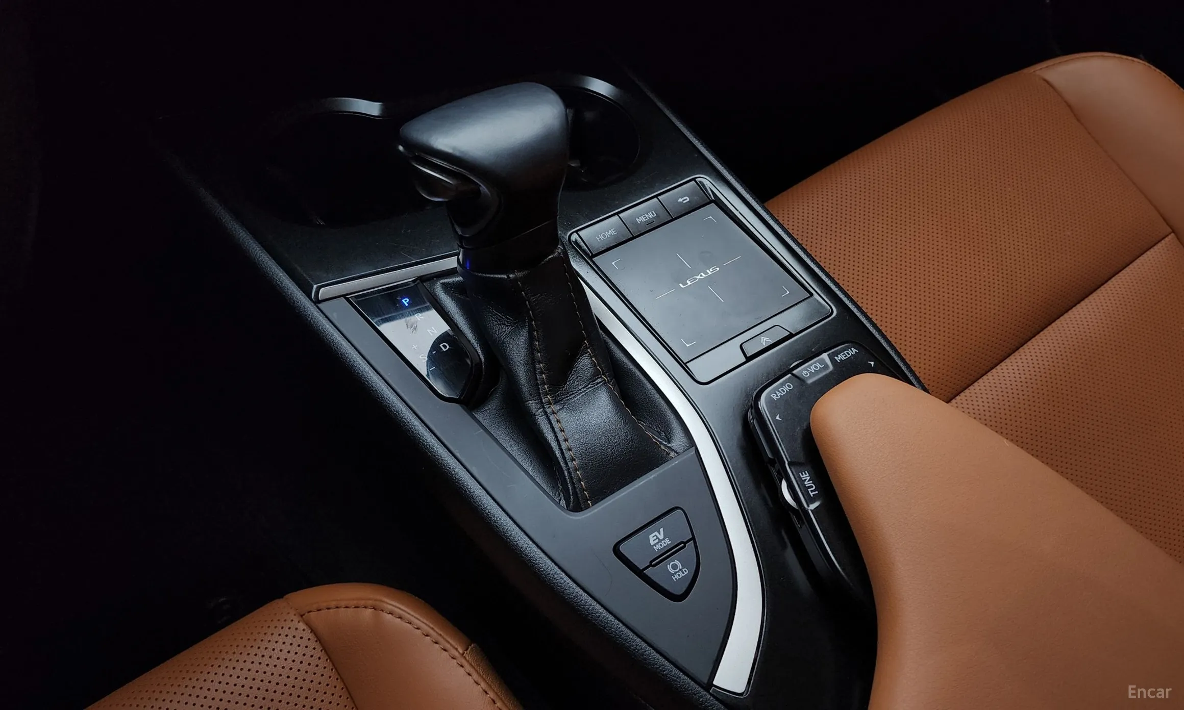 Lexus UX250h превью 9