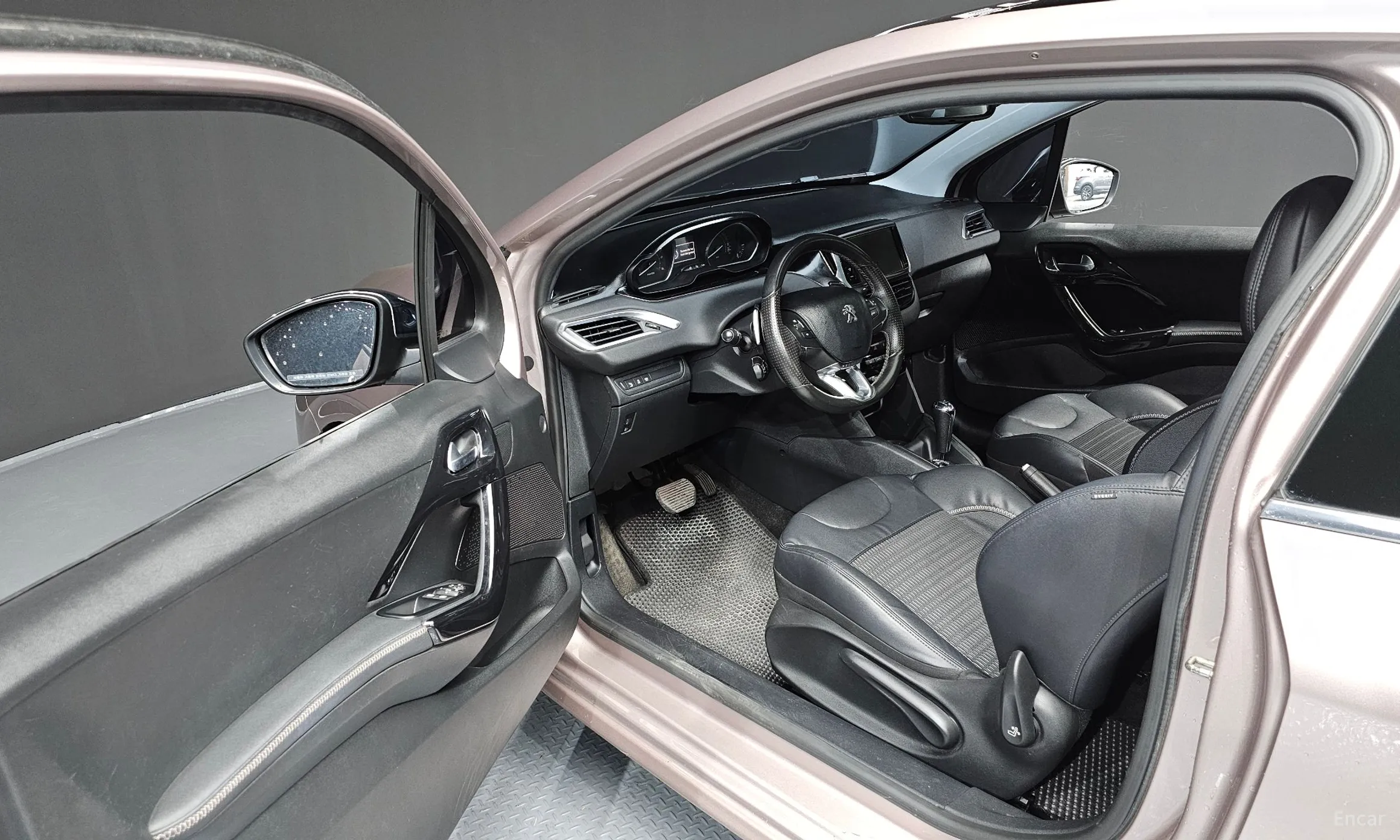 Peugeot 208 превью 10