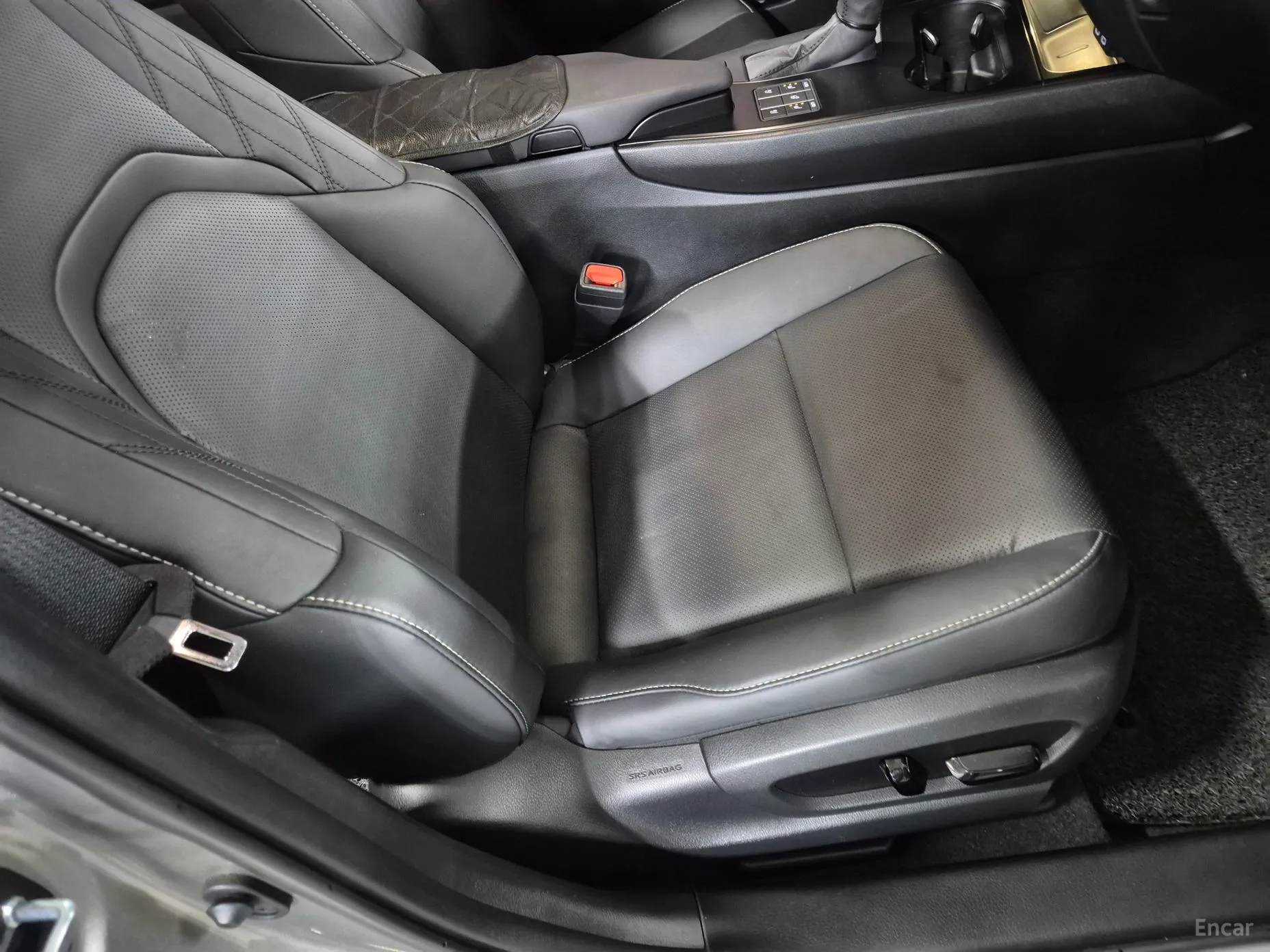 Lexus UX250h превью 11