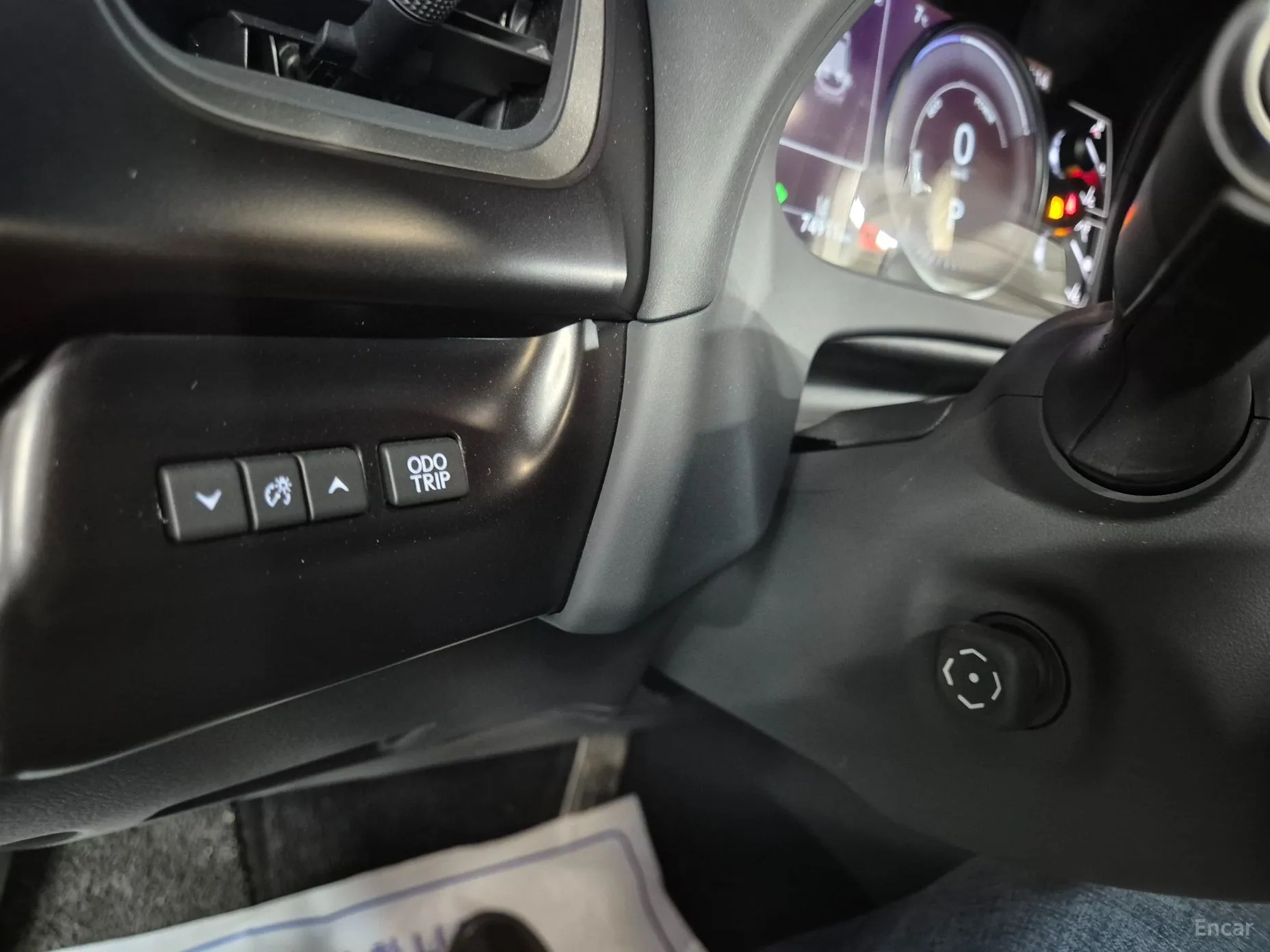 Lexus UX250h превью 13