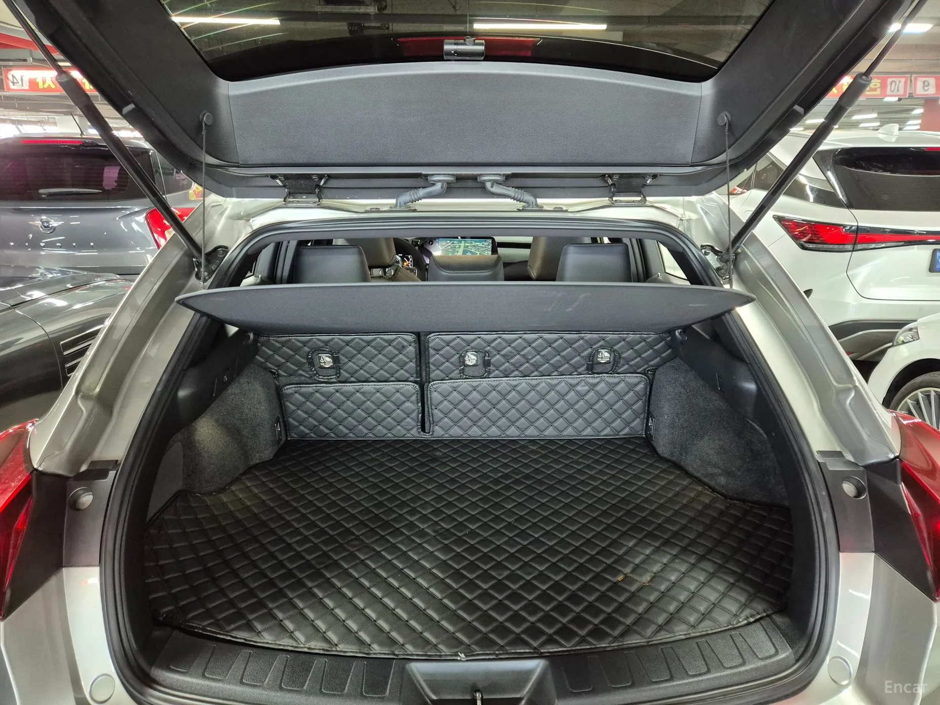 Lexus UX250h превью 17