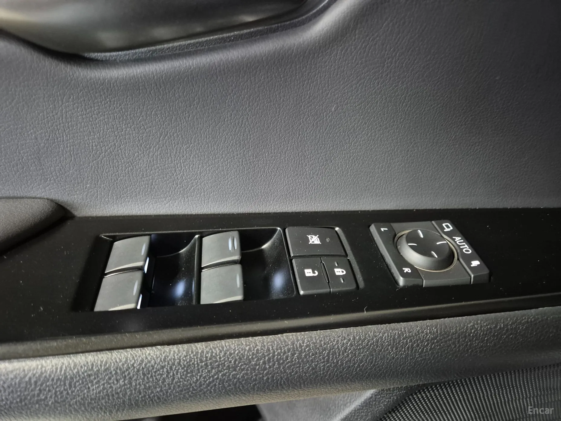 Lexus UX250h превью 19