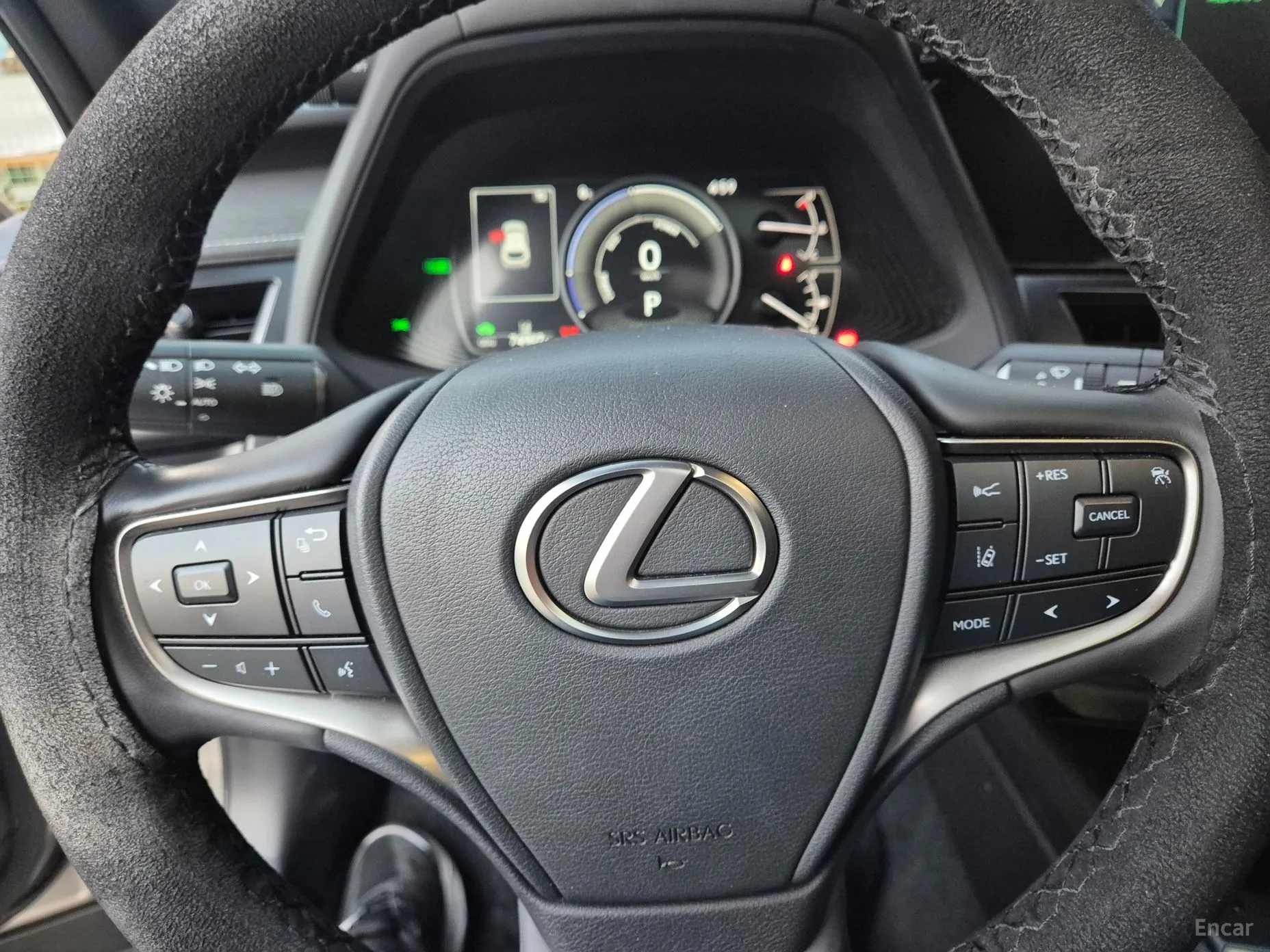 Lexus UX250h превью 20