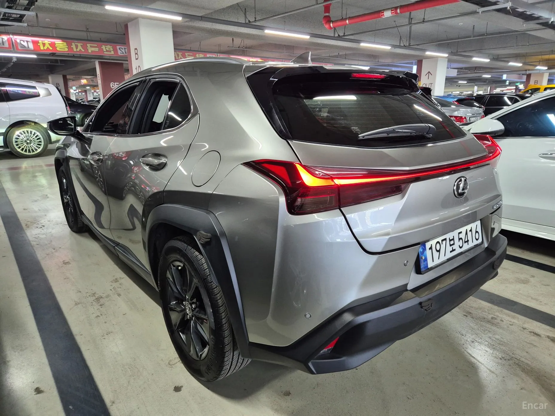 Lexus UX250h превью 4