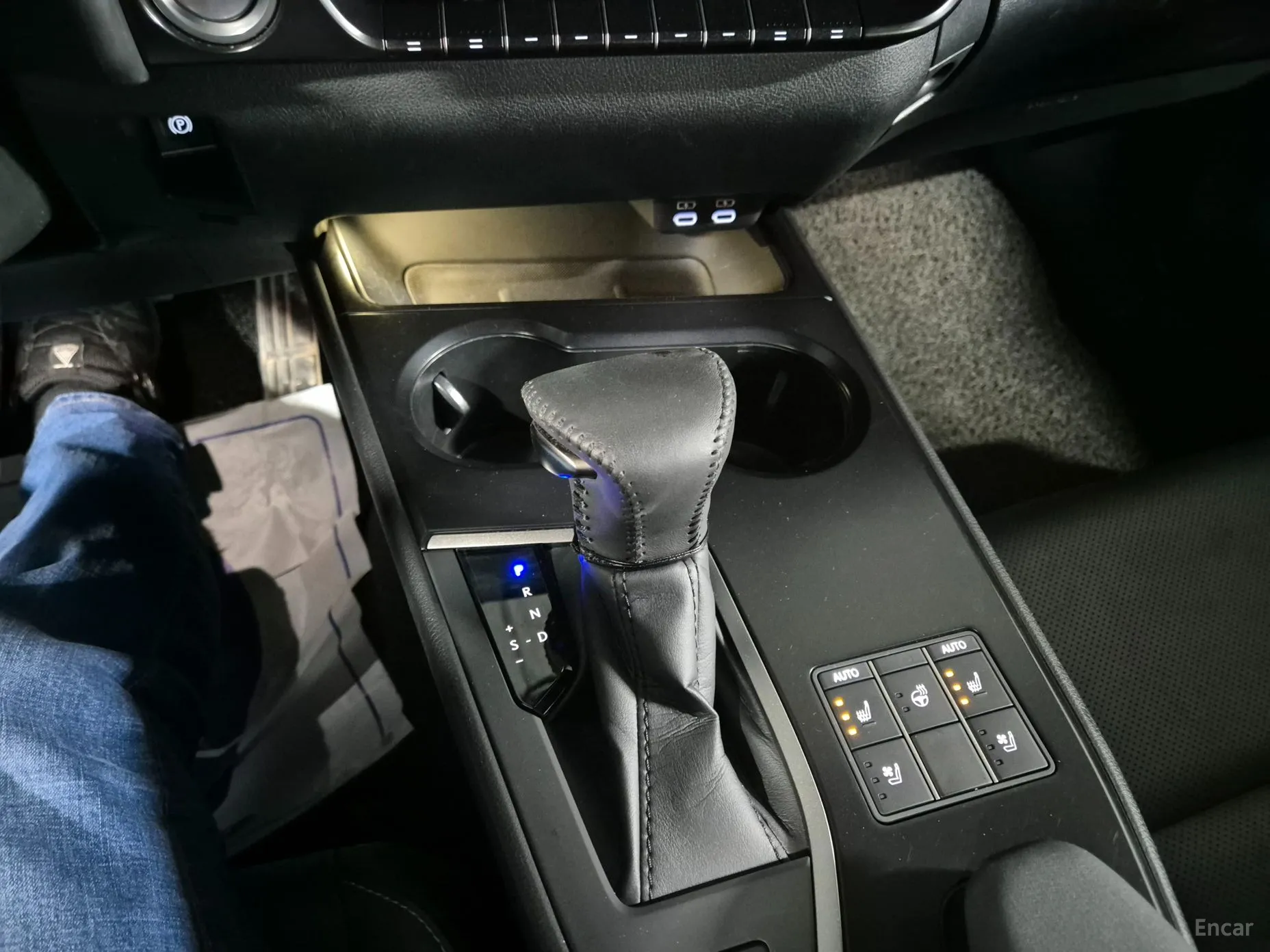 Lexus UX250h превью 9