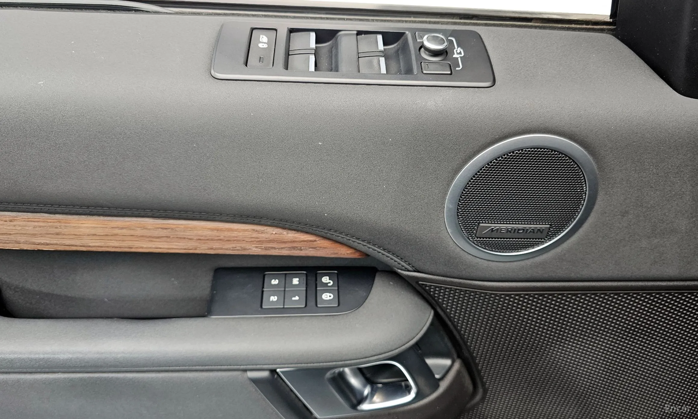 Land Rover Discovery 5 превью 14
