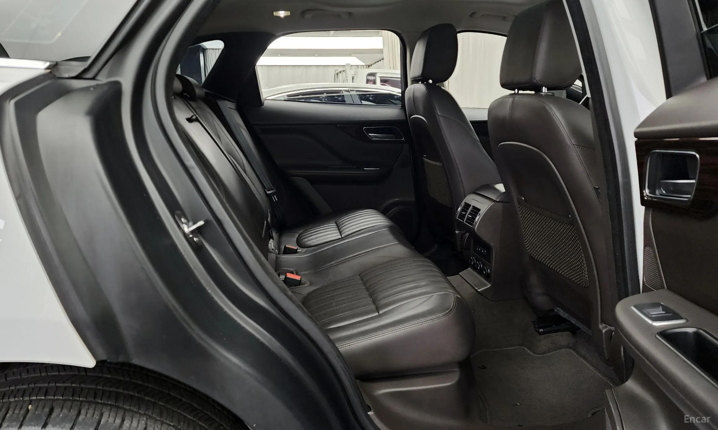Jaguar F-PACE превью 12