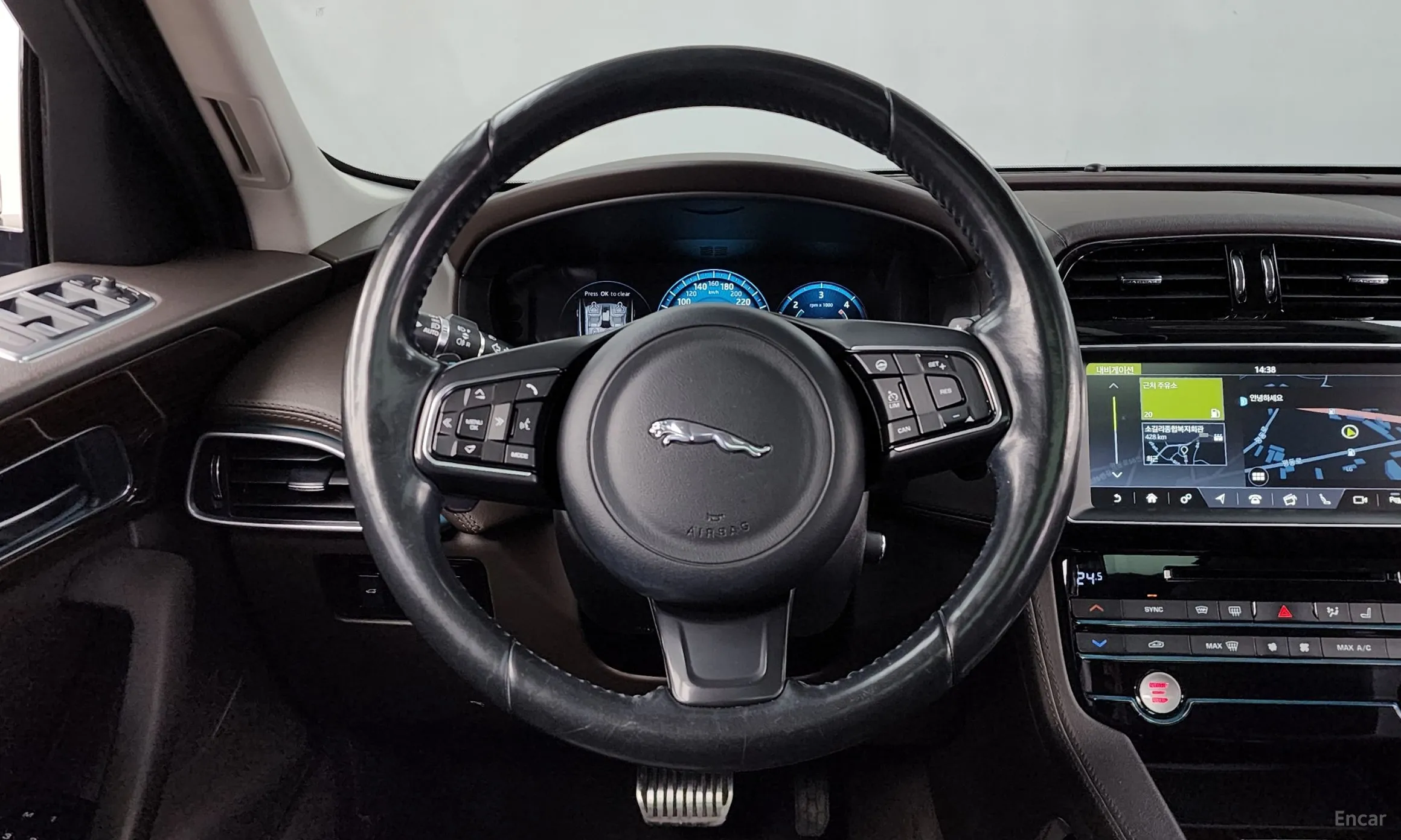 Jaguar F-PACE превью 13