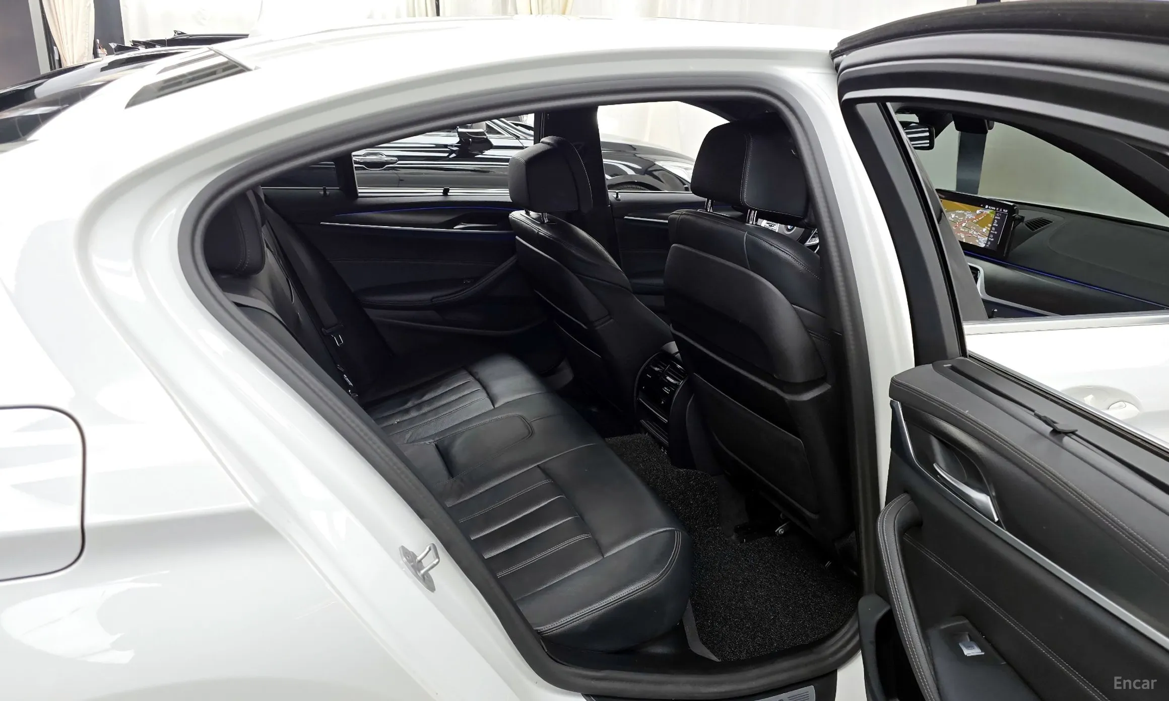 BMW 5 Series (G30) превью 12