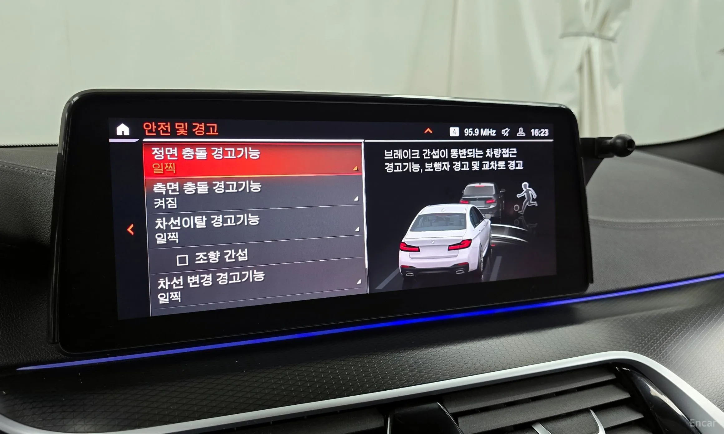 BMW 5 Series (G30) превью 16