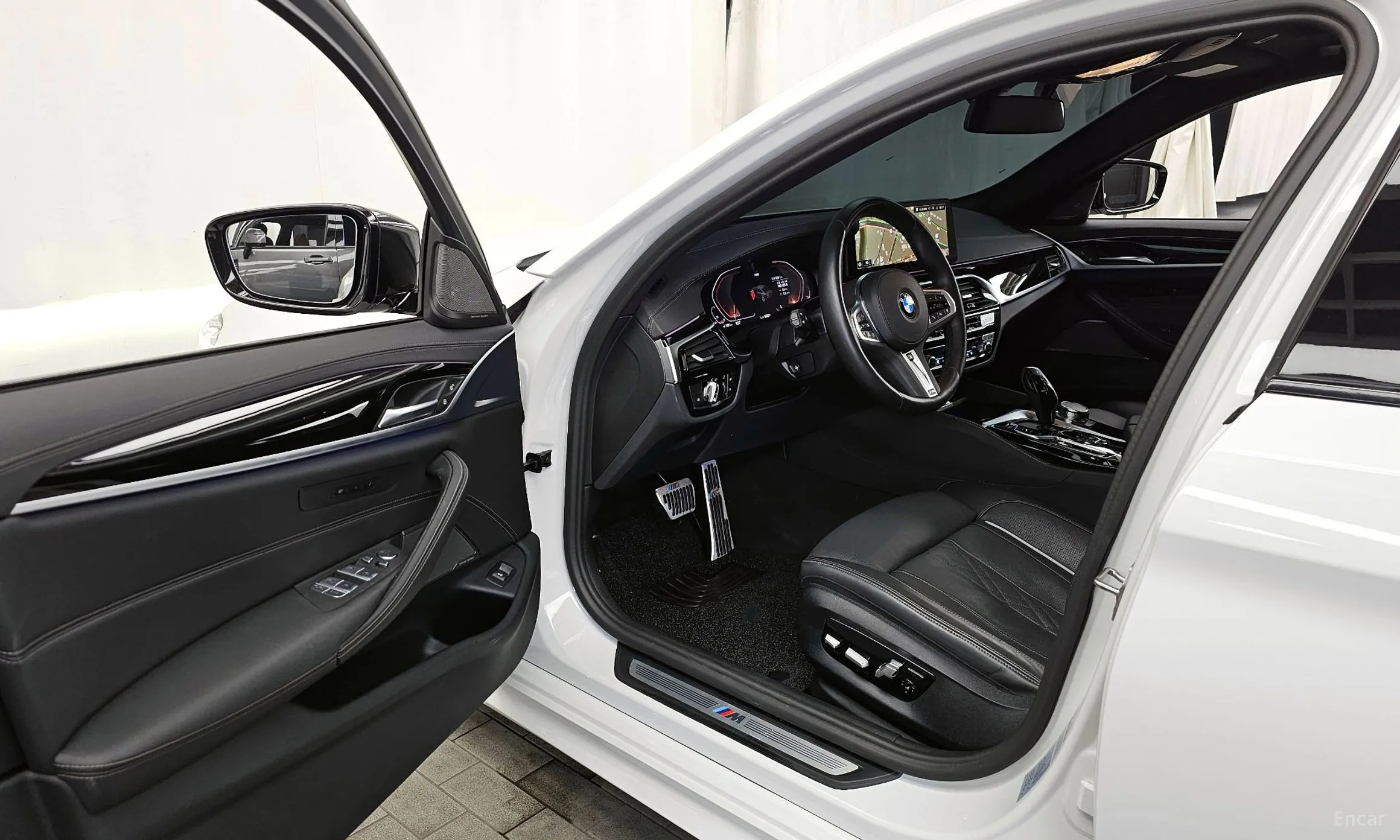BMW 5 Series (G30) превью 8