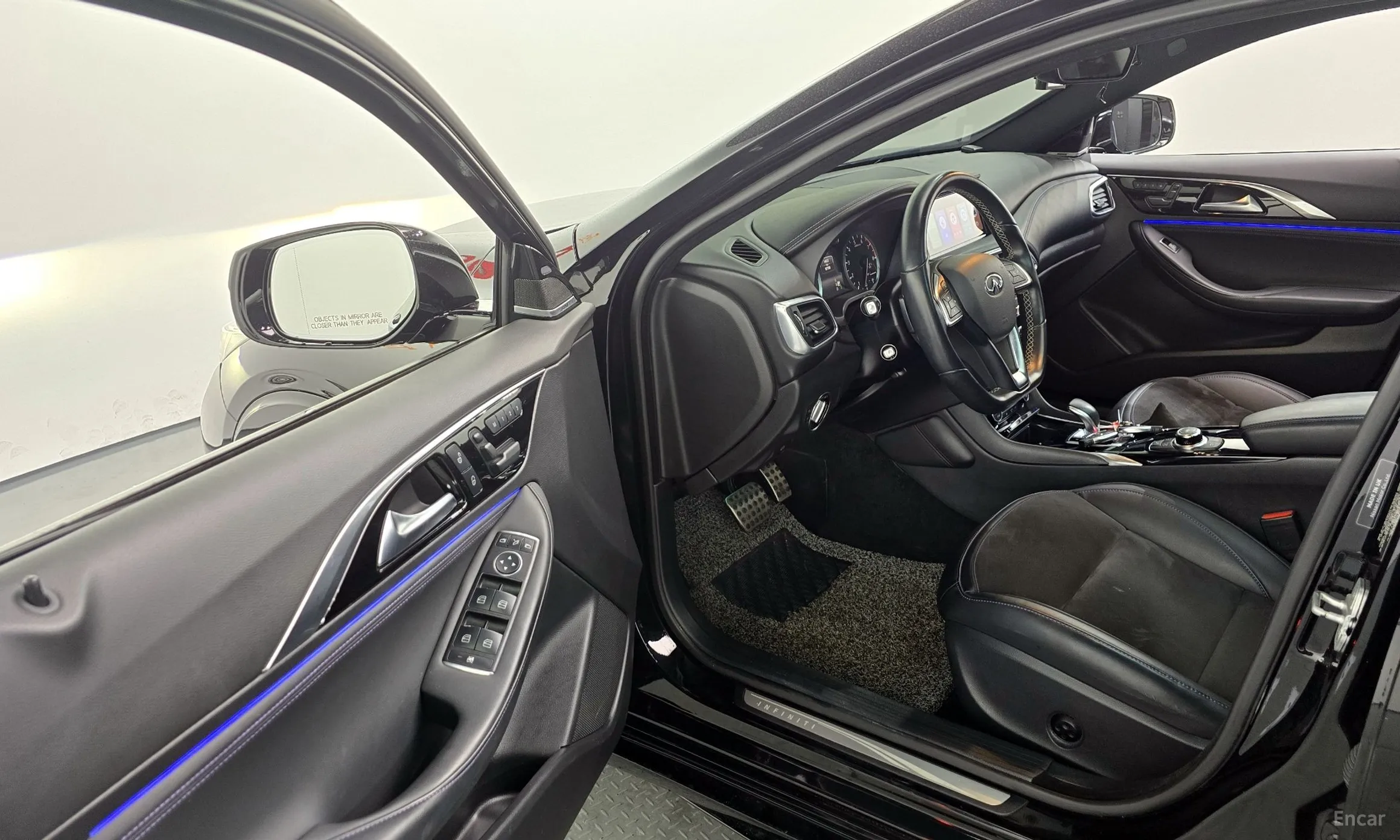 Infiniti Q30 превью 10