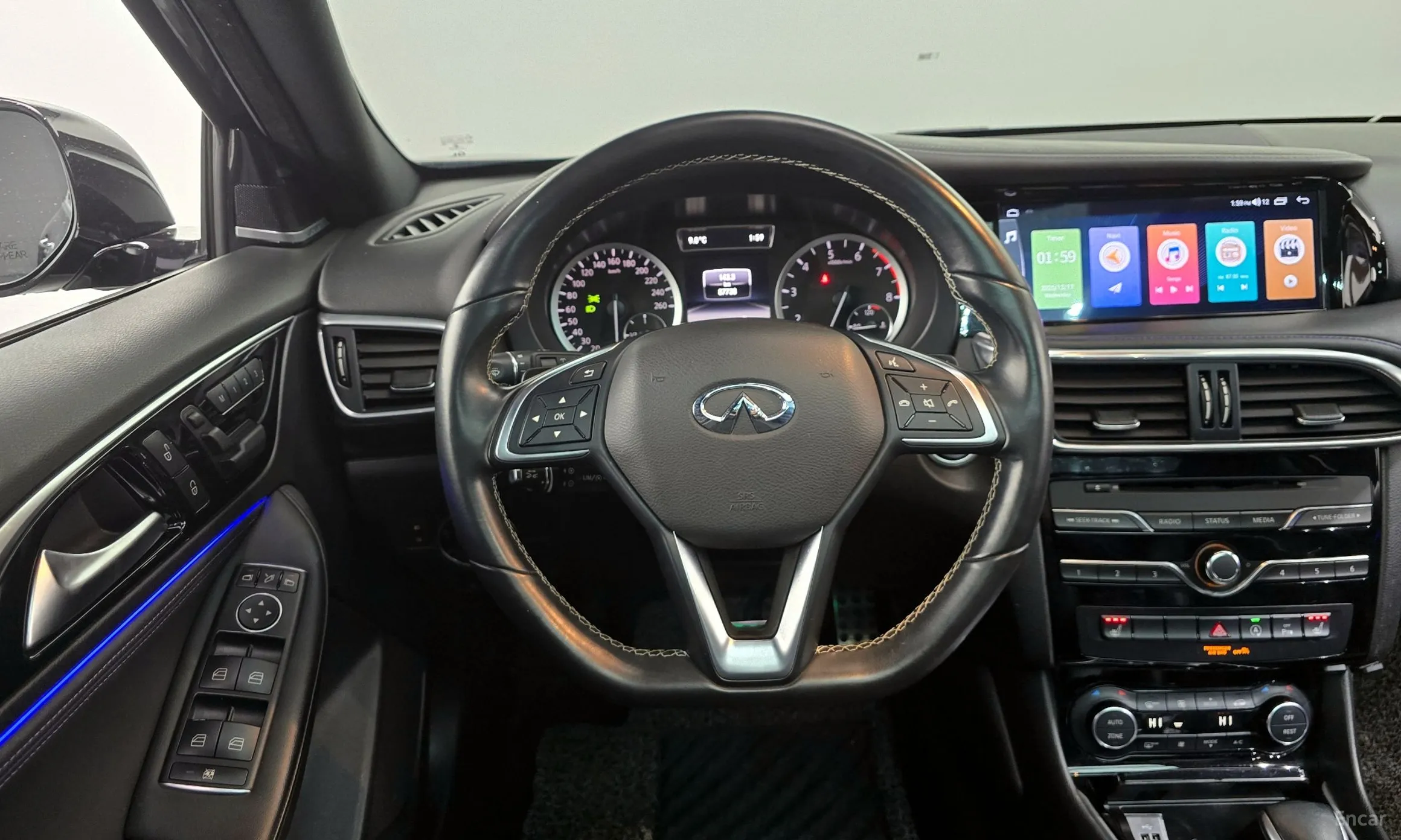 Infiniti Q30 превью 13
