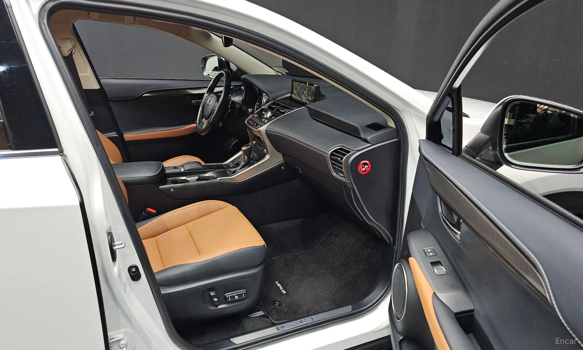 Lexus NX300h превью 10