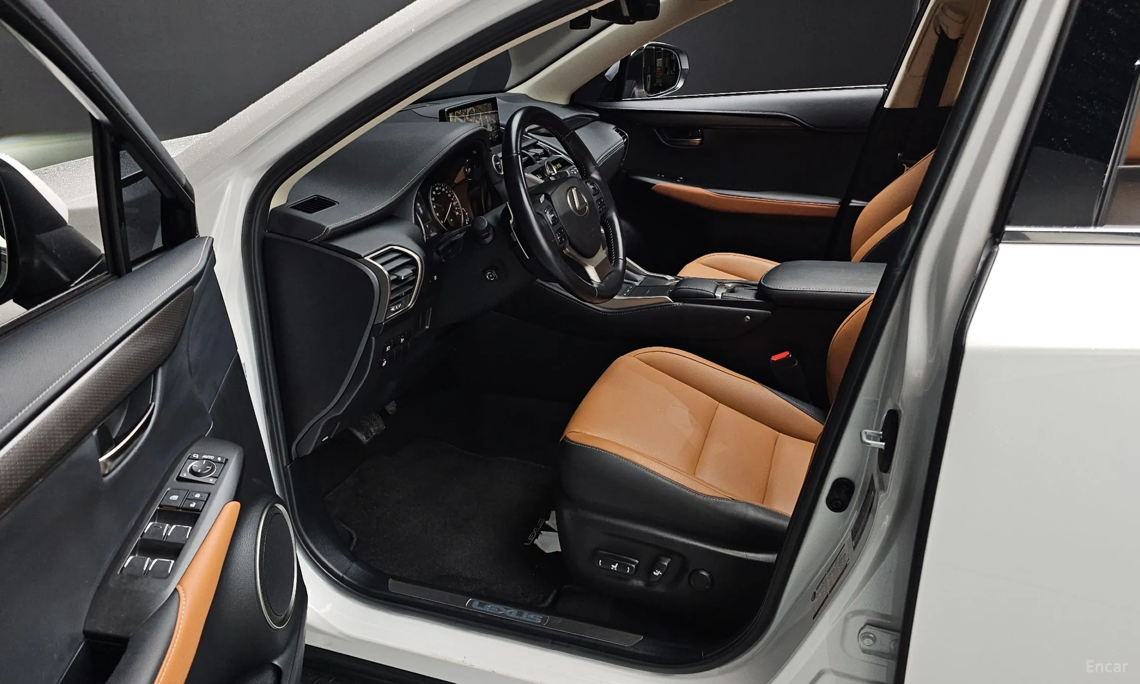 Lexus NX300h превью 11