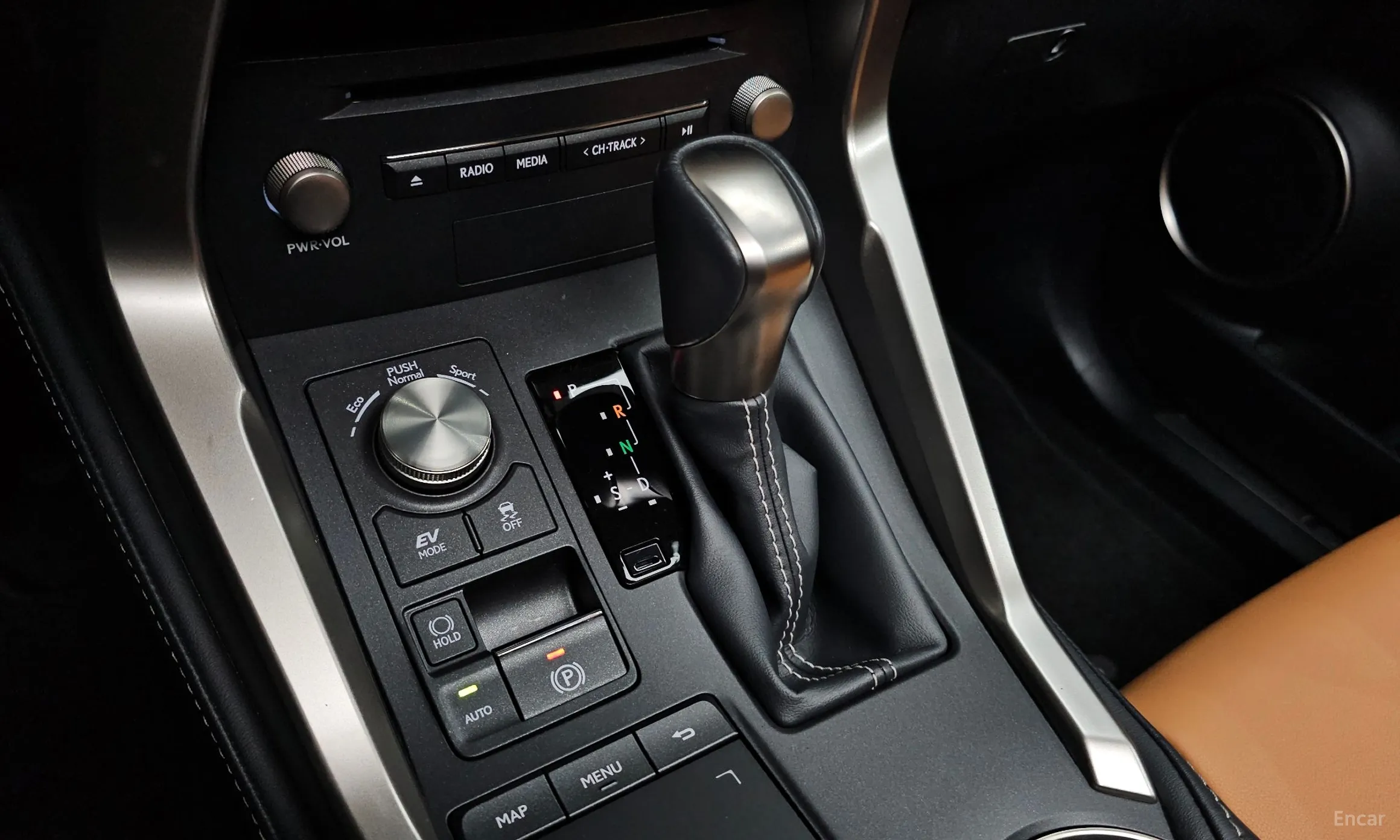 Lexus NX300h превью 9