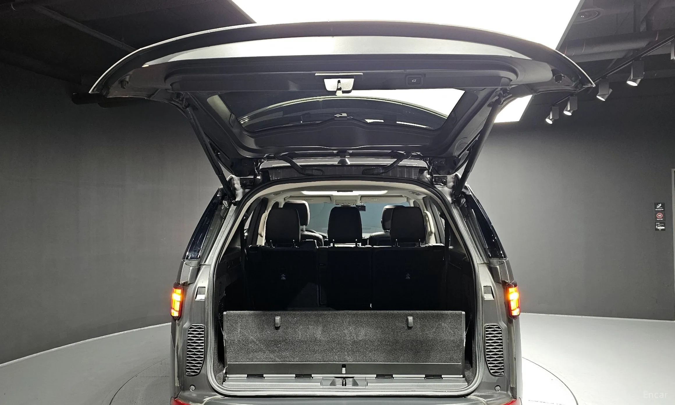 Land Rover Discovery 5 превью 20