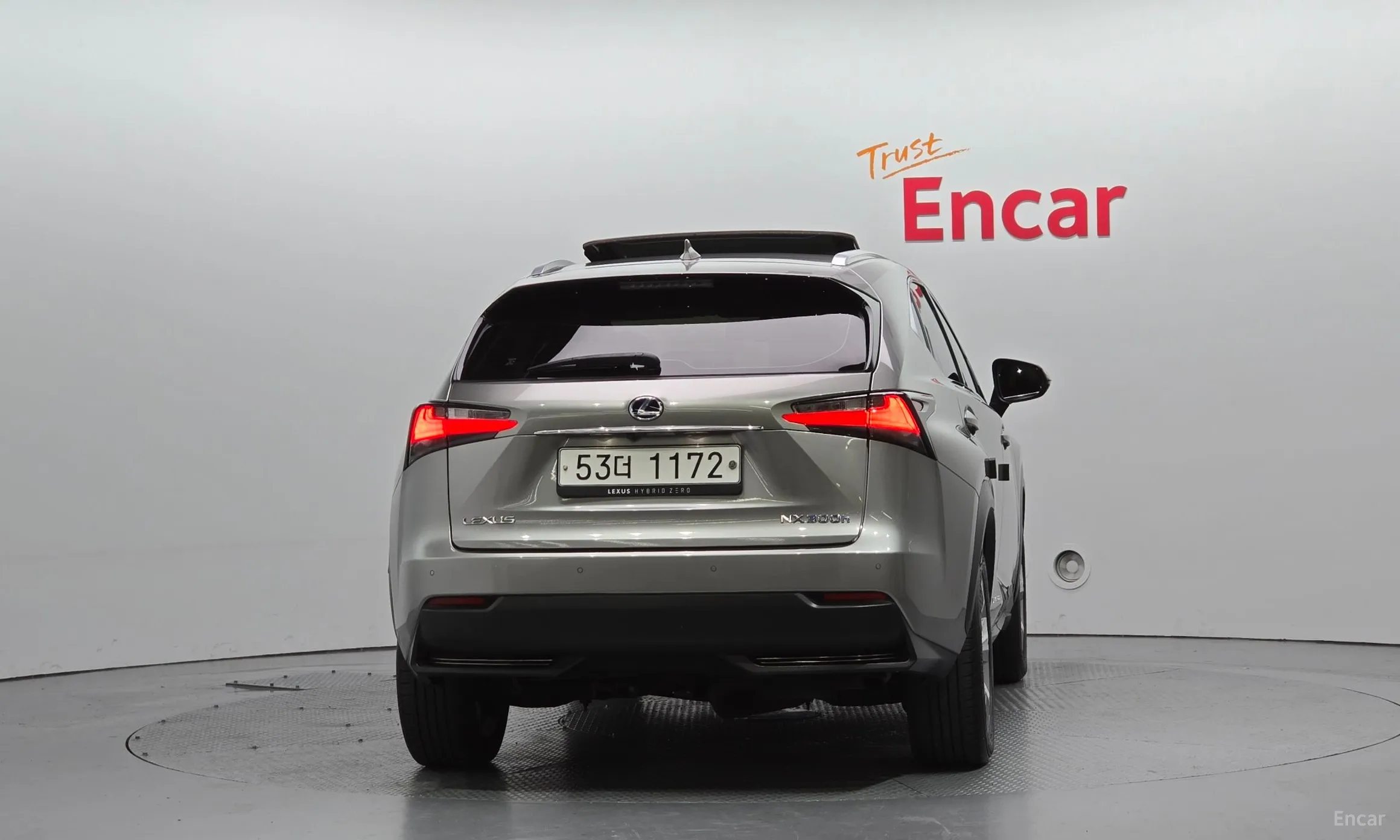 Lexus NX300h превью 4
