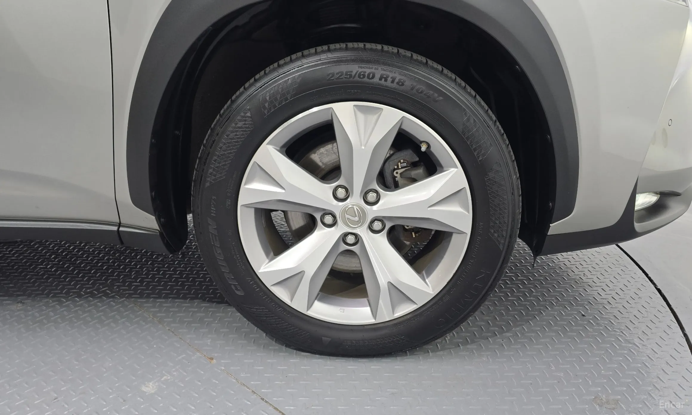 Lexus NX300h превью 5