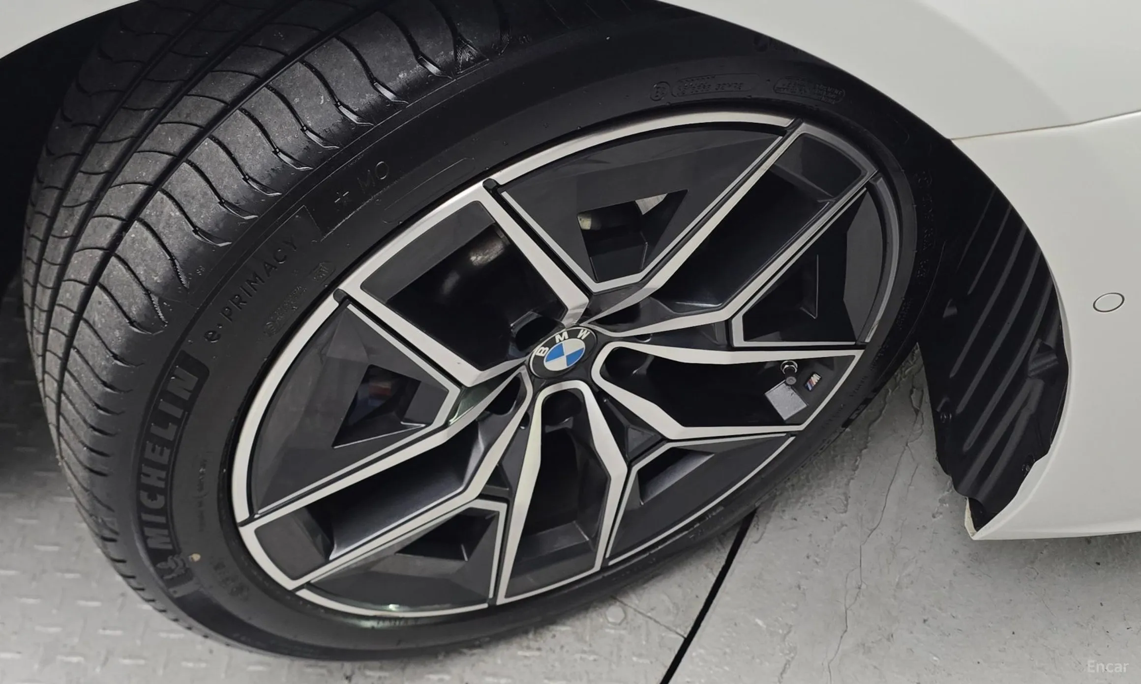 BMW 5 Series (G60) превью 20