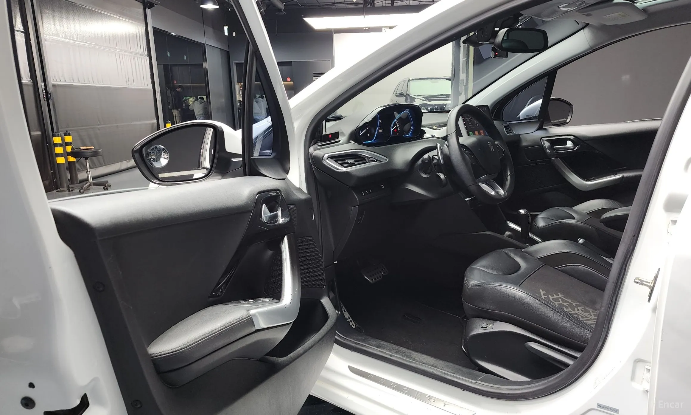 Peugeot 208 превью 10