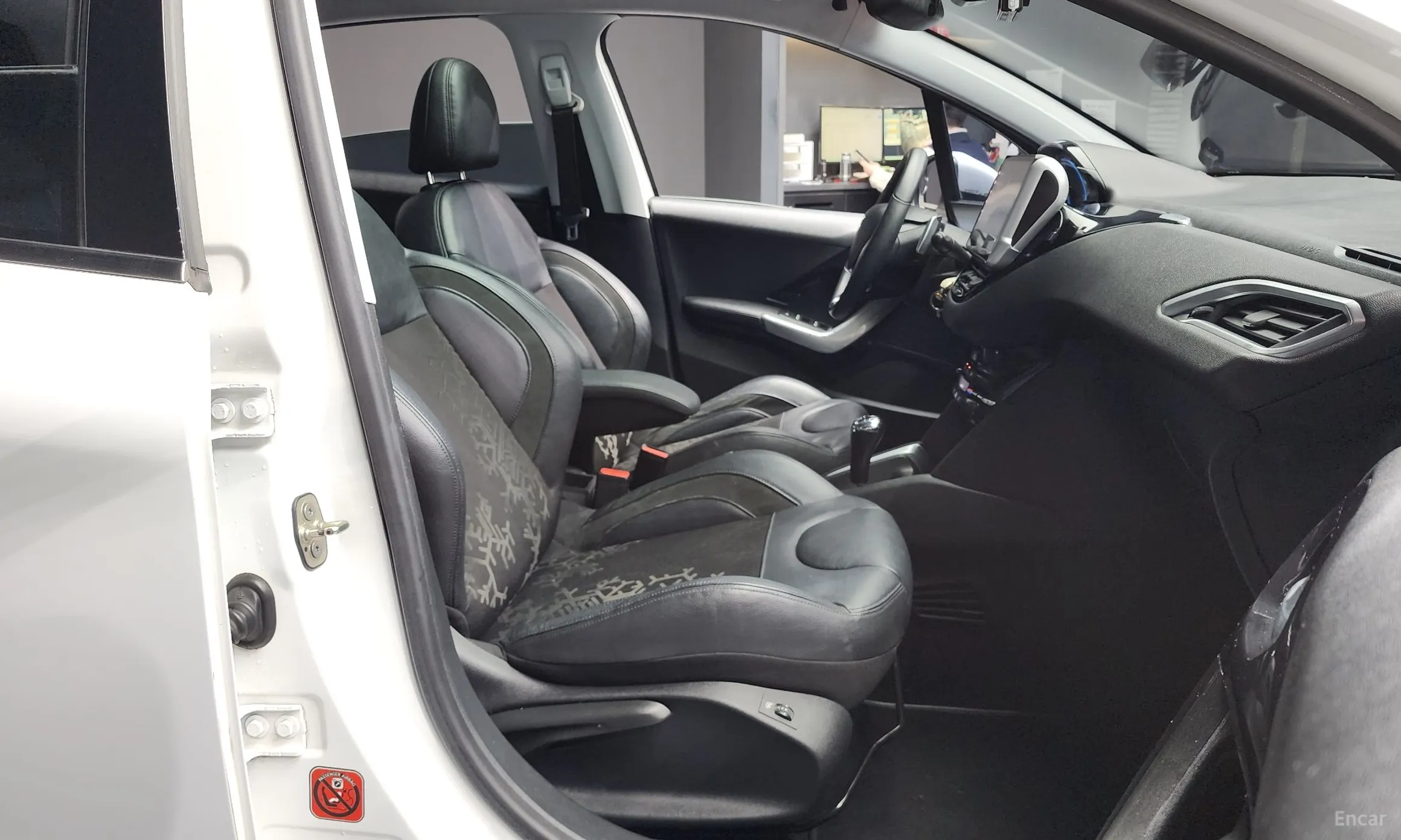 Peugeot 208 превью 11