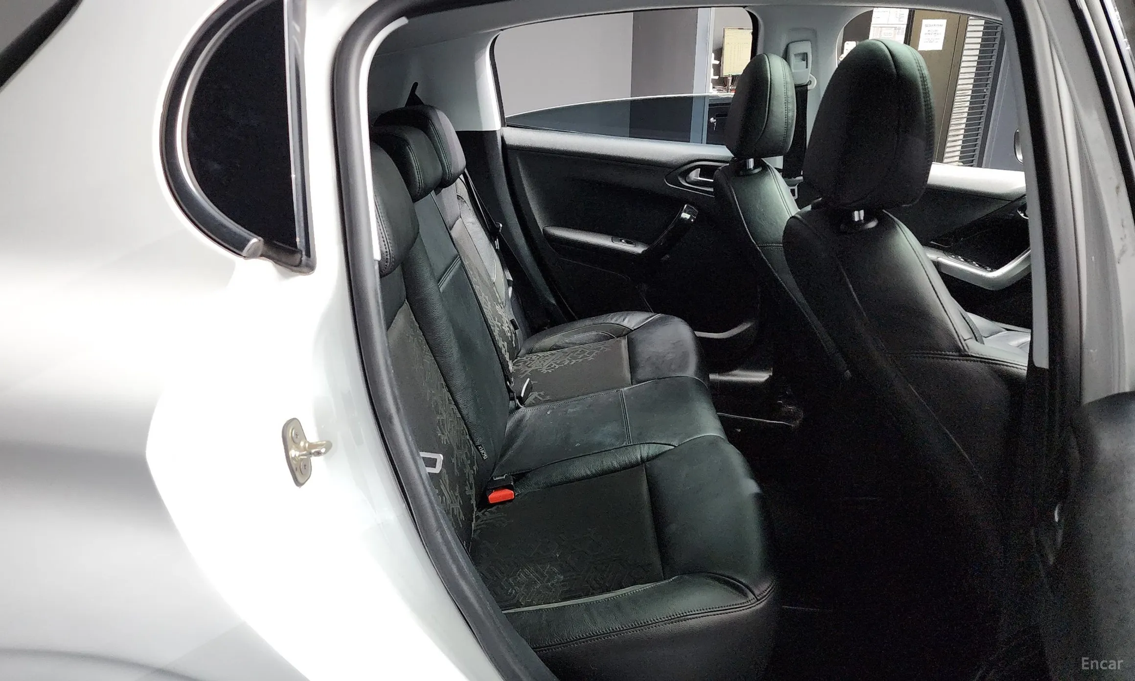Peugeot 208 превью 12