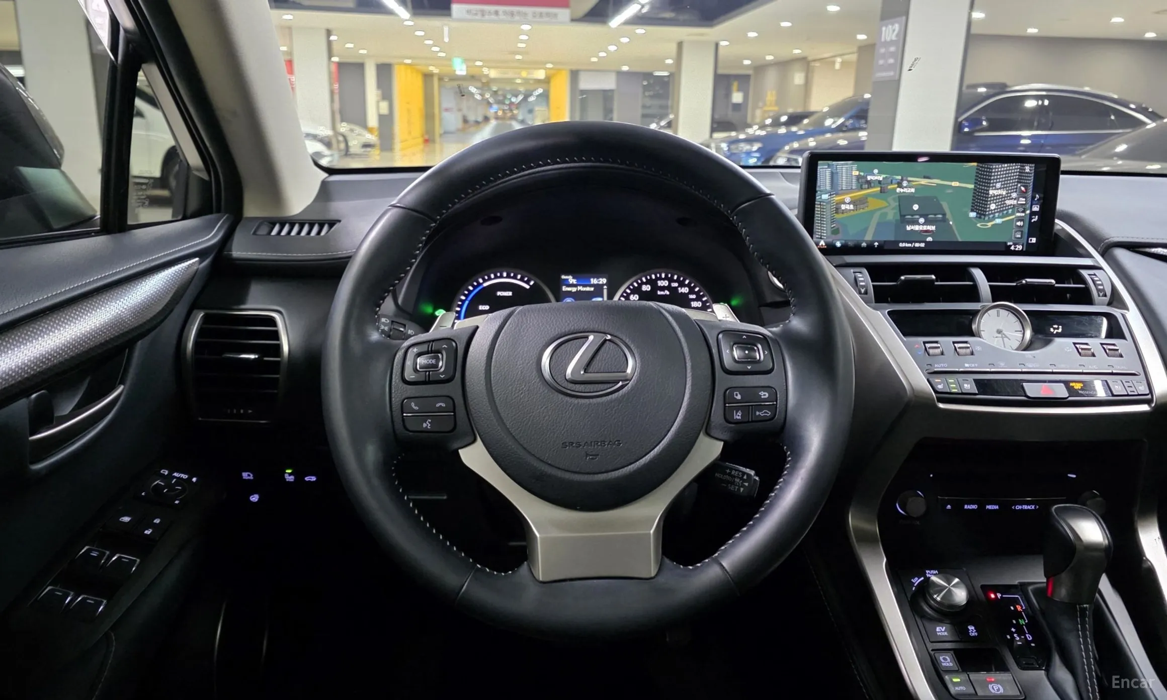 Lexus NX300h превью 12
