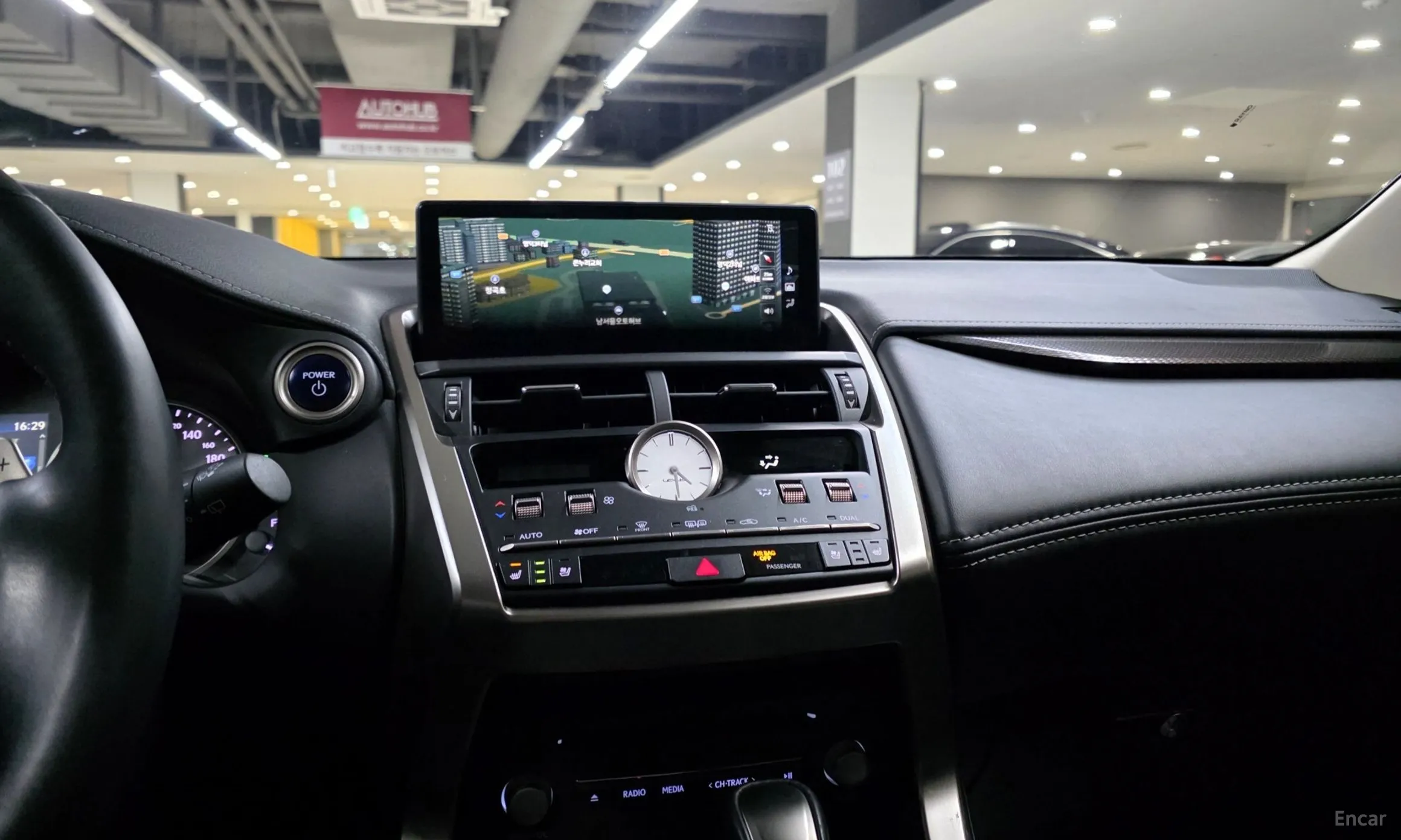 Lexus NX300h превью 13